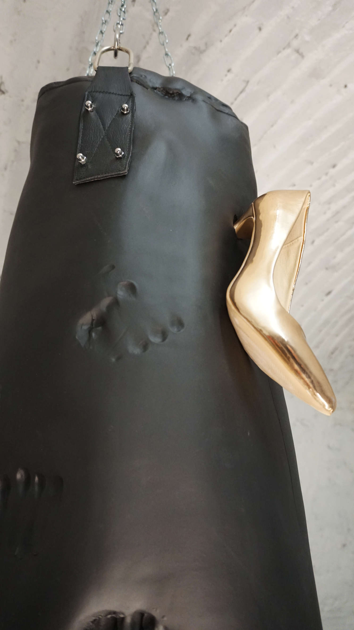Loredana Longo, Gold Heel (2018; scultura in ceramica, metallo e video, terraglia, catene, borchie, scarpa pelle color oro, cm 100 x 30 x 30 cm circa, video della performance durata 1 min e 24”; Reggio Emilia, Palazzo da Mosto) Loredana Longo, Gold Heel (2018; scultura in ceramica, metallo e video, terraglia, catene, borchie, scarpa pelle color oro, cm 100 x 30 x 30 cm circa, video della performance durata 1 min e 24”; Reggio Emilia, Palazzo da Mosto)