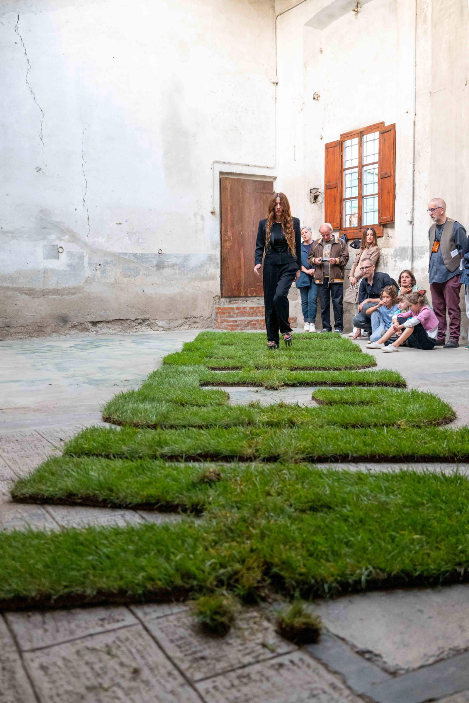 Loredana Longo, How to make my victory (2024; performance e installazione a pavimento, prato, scarpe di ferro, 920x 200 cm; Prato, Villa Rospigliosi) Loredana Longo, How to make my victory (2024; performance e installazione a pavimento, prato, scarpe di ferro, 920x 200 cm; Prato, Villa Rospigliosi)