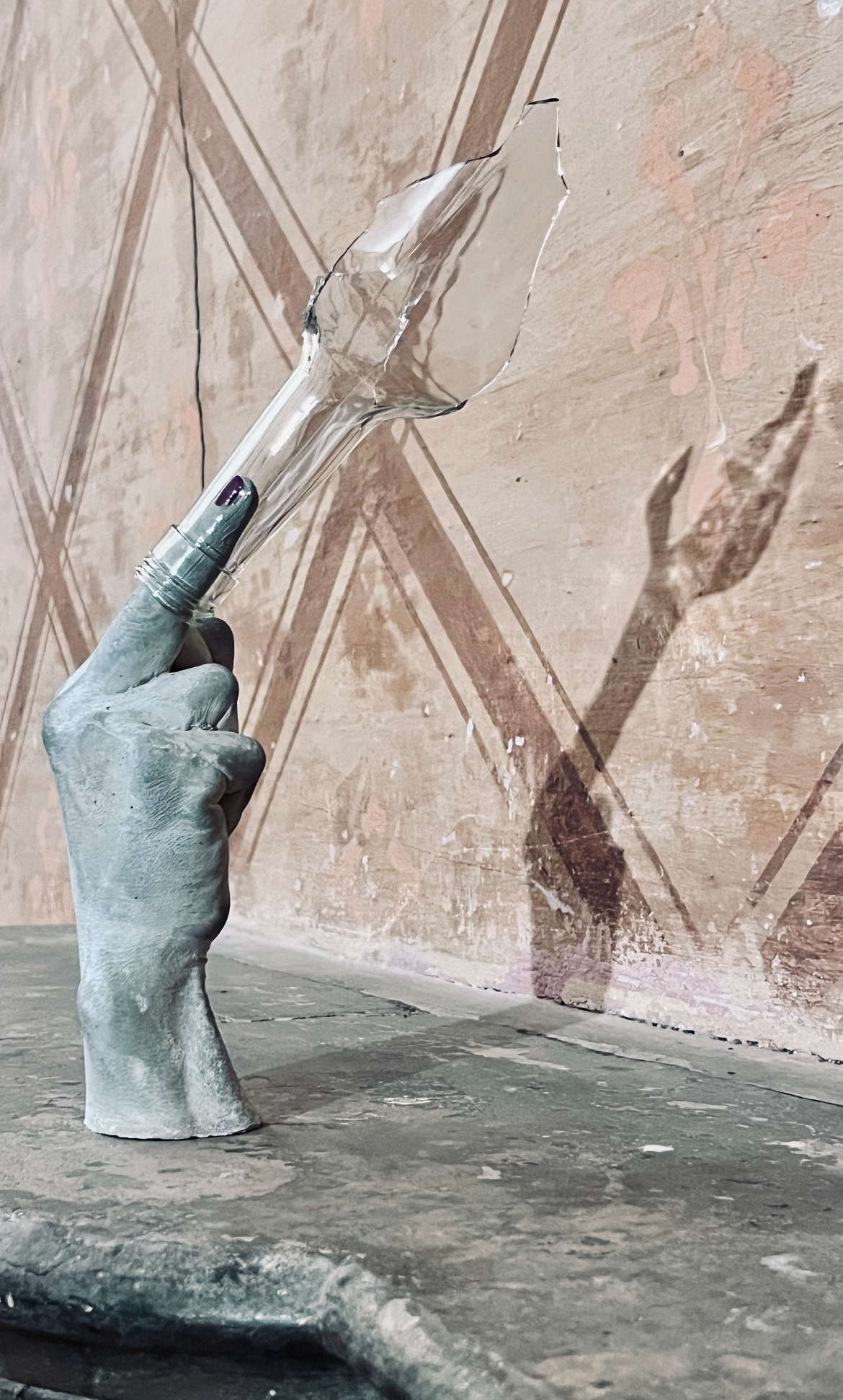 Loredana Longo, Nice to meet you (2024; Copia della mano dell’artista, collo di bottiglia, 25x10x8 cm; Bergamo, Torre Pallavicina) Loredana Longo, Nice to meet you (2024; Copia della mano dell’artista, collo di bottiglia, 25x10x8 cm; Bergamo, Torre Pallavicina)