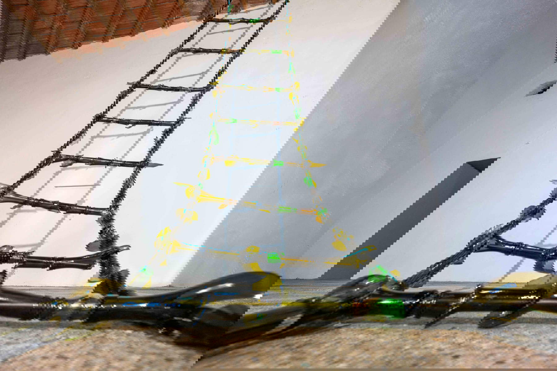 Loredana Longo, Stairway to Heaven (2024; struttura di ferro, 800 colli di bottiglia, 600 x45 cm; Prato, Villa Rospigliosi) Loredana Longo, Stairway to Heaven (2024; struttura di ferro, 800 colli di bottiglia, 600 x45 cm; Prato, Villa Rospigliosi)