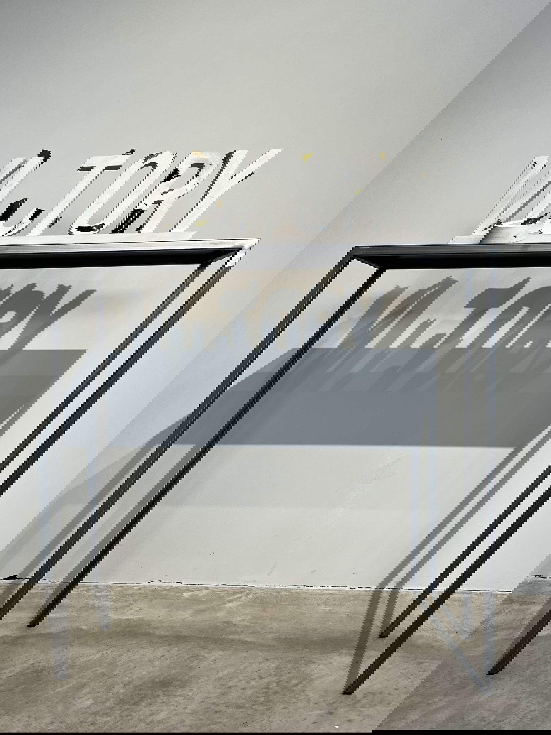 Loredana Longo, Victory (2024; cemento e colli di bottiglia; Milano, Collezione Ais) Loredana Longo, Victory (2024; cemento e colli di bottiglia; Milano, Collezione Ais)