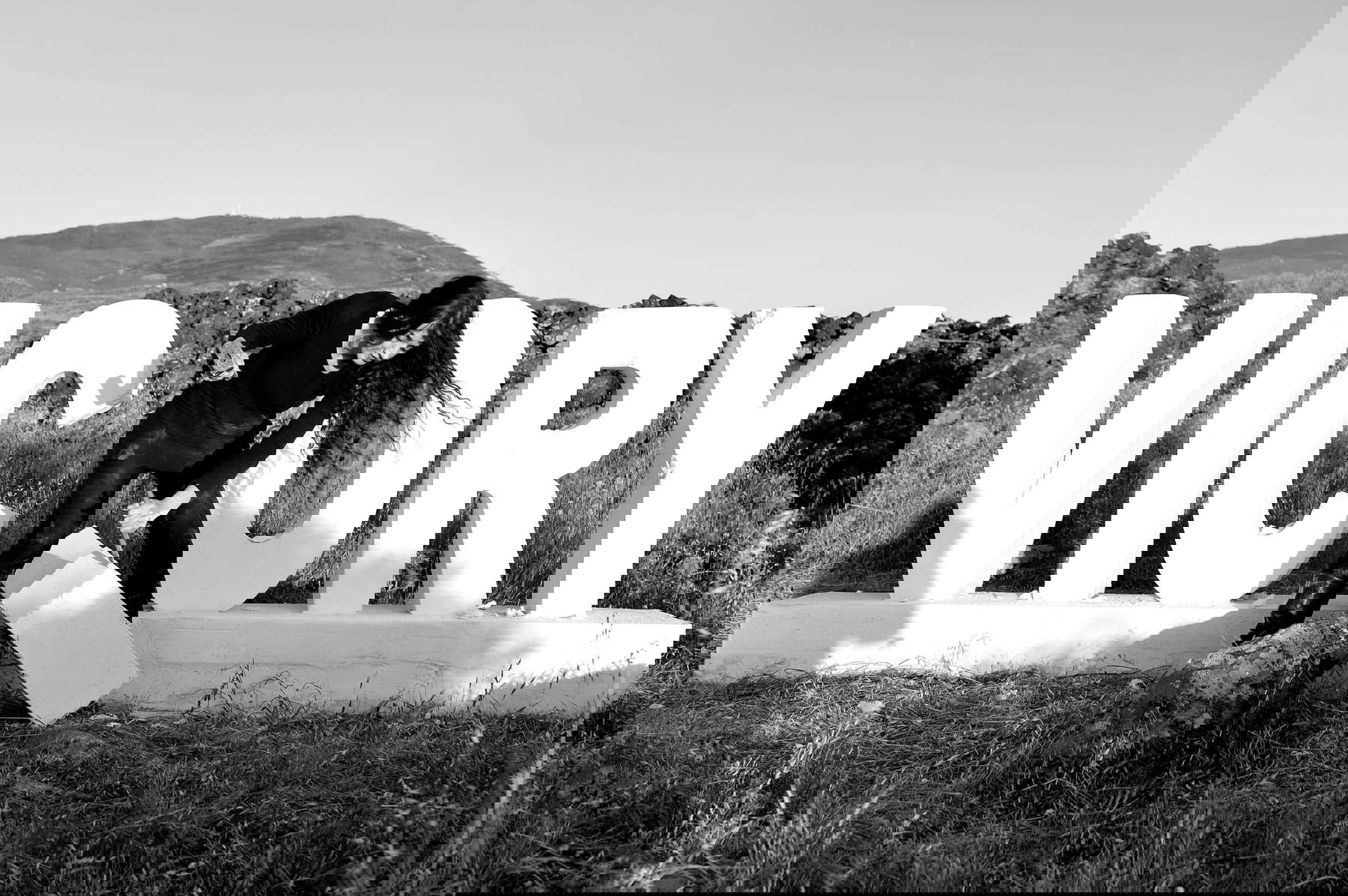 Loredana Longo, Victory (2017; scultura di cemento, intervento di demolizione dell’artista, 400 x 130 cm; Collezione Privata, Isola di Pantelleria). Foto: Enrico Hoffman Loredana Longo, Victory (2017; scultura di cemento, intervento di demolizione dell’artista, 400 x 130 cm; Collezione Privata, Isola di Pantelleria). Foto: Enrico Hoffman