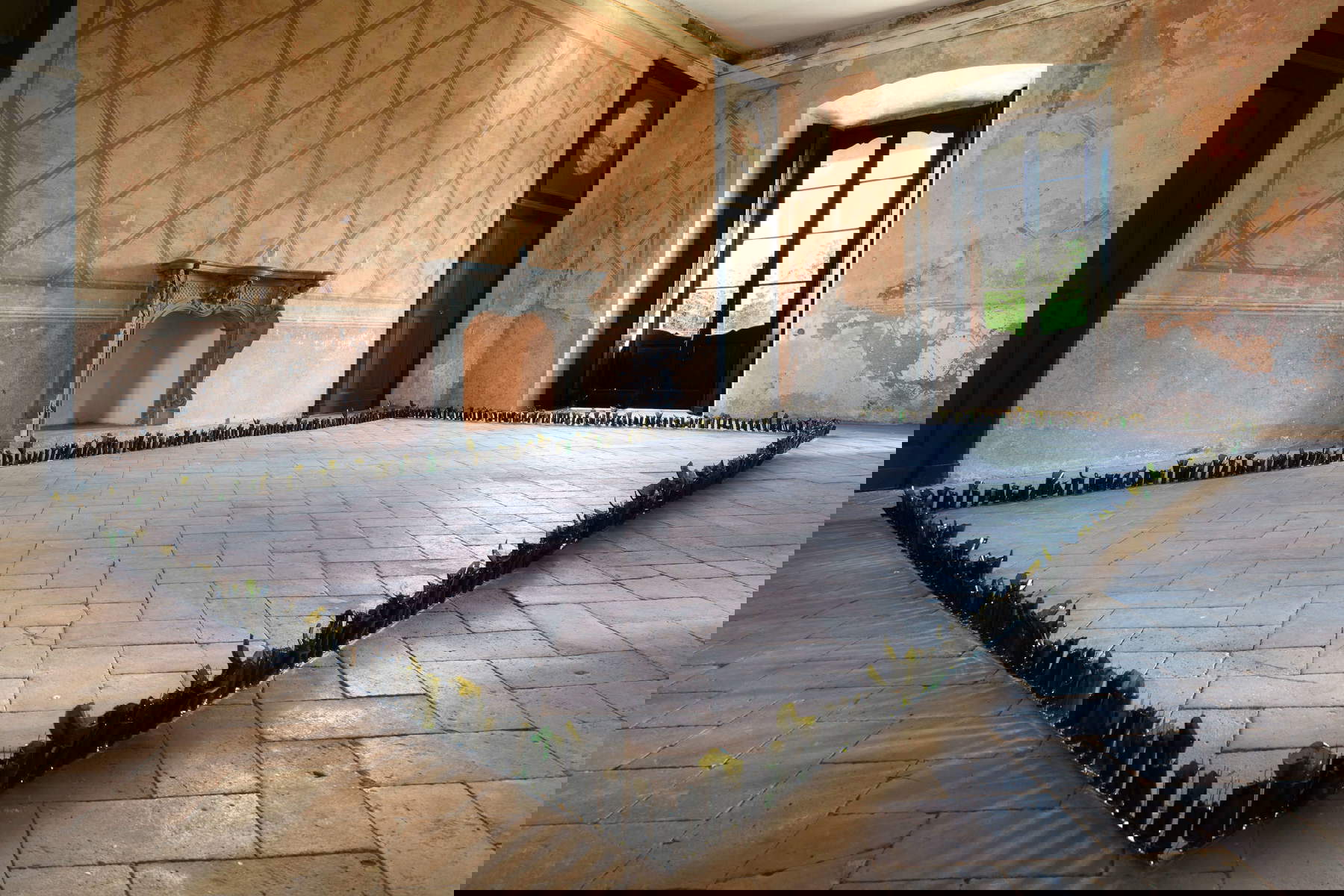 Loredana Longo, Welcome (2024; installazione site specific, perimetro interno della sala, colli di bottiglia su dissuasori per volatili; Bergamo, Torre Pallavicina) Loredana Longo, Welcome (2024; installazione site specific, perimetro interno della sala, colli di bottiglia su dissuasori per volatili; Bergamo, Torre Pallavicina)