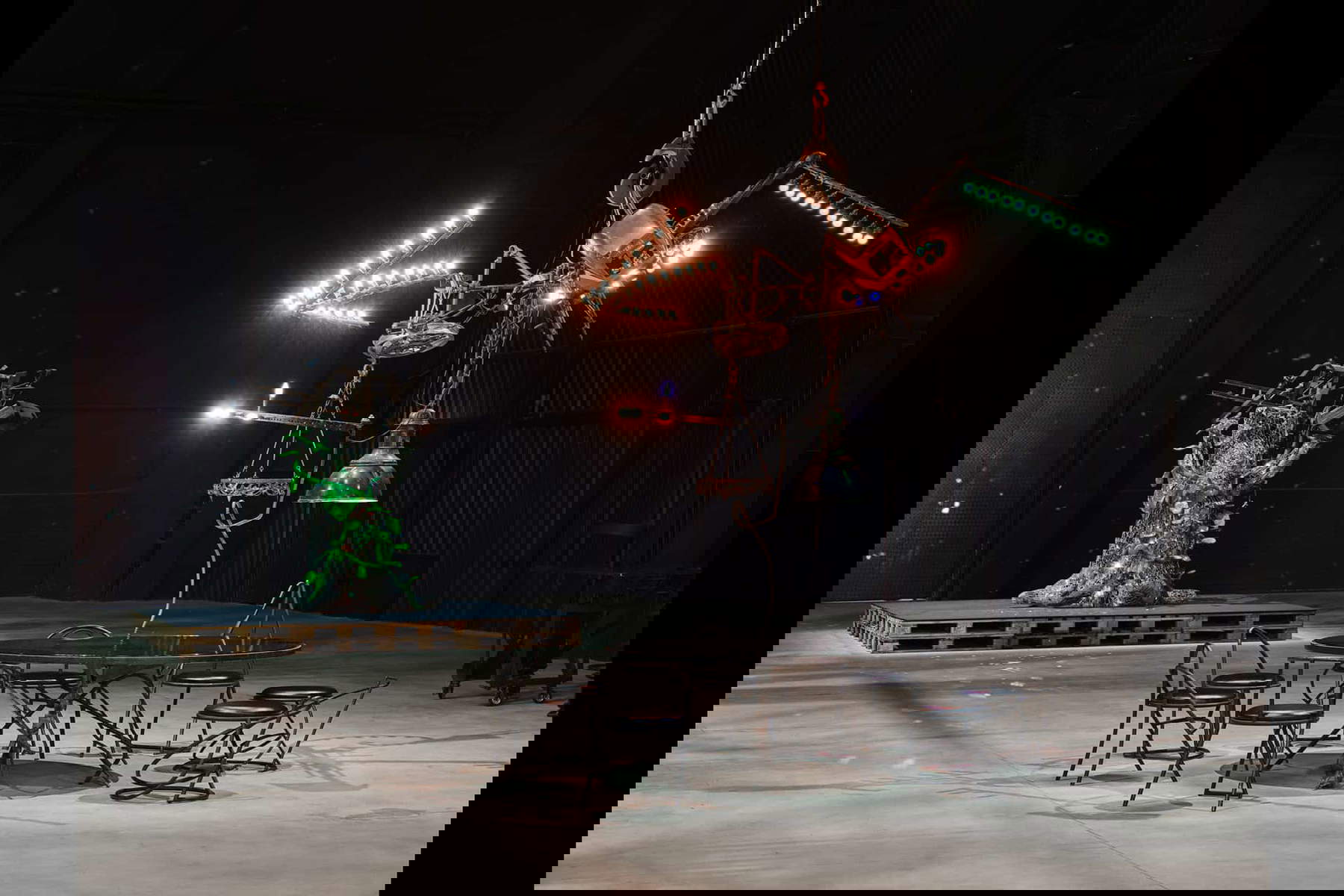 Allestimenti della mostra. In primo piano: Caf&eacute; Kyoto. Dietro: Le Champignon magique