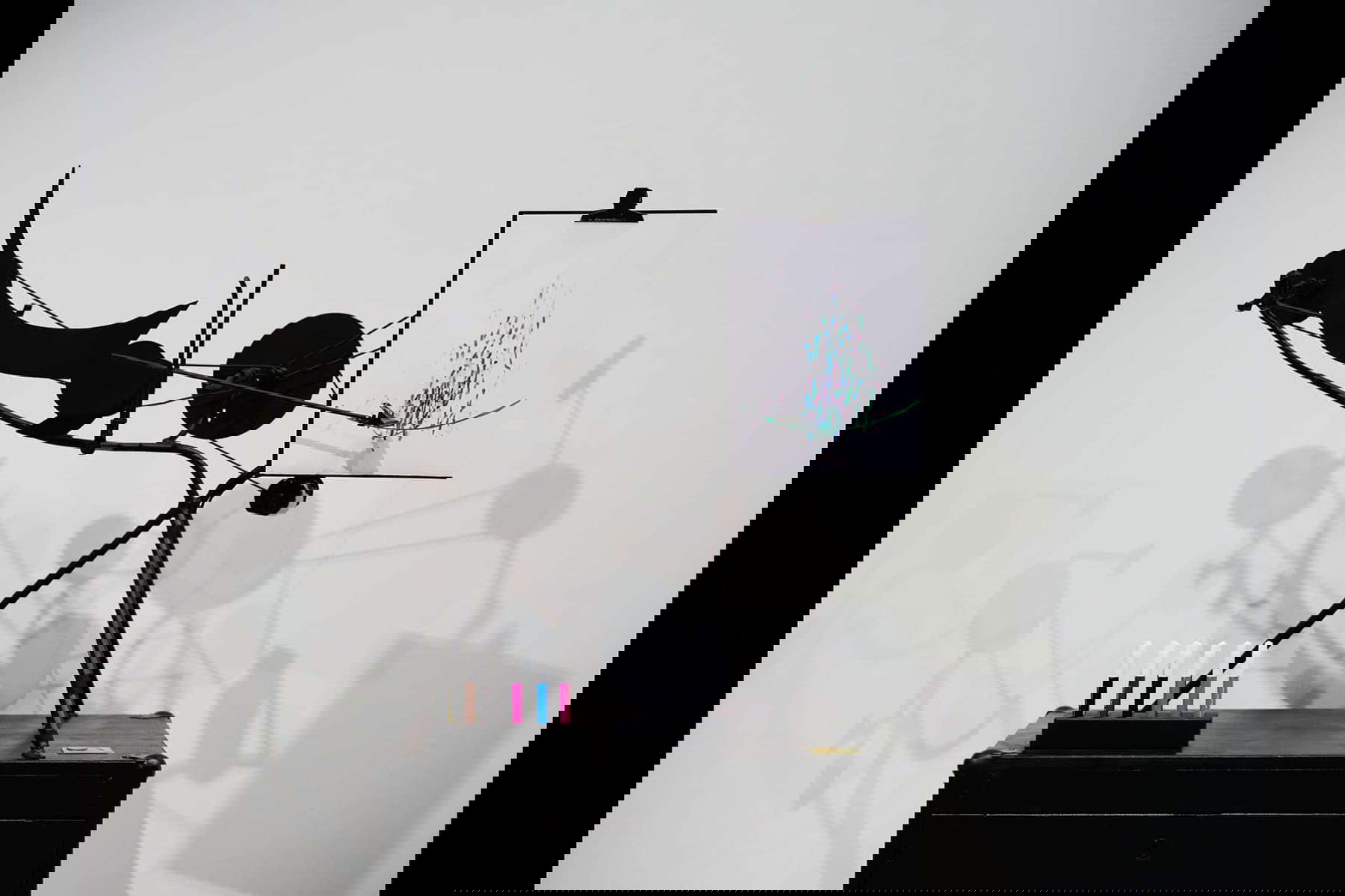 Jean Tinguely, M&eacute;ta-Matic No. 10 (1959 [Replica, 2024]; Treppiede di ferro, lastra e barre di metallo, ruote di legno, cinghie di gomma, pittura nera, motore elettrico, 84 x 118 x 61 cm; Basilea, Museum Tinguely). &copy; Jean Tinguely by SIAE, 2024. Foto: Agostino Osio