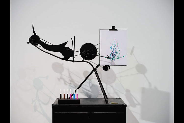 Jean Tinguely, Méta-Matic No. 10 (1959 [Réplique, 2024] ; trépied en fer, plaque et barres métalliques, roues en bois, courroies en caoutchouc, peinture noire, moteur électrique, 84 x 118 x 61 cm ; Bâle, Musée Tinguely). © Jean Tinguely by SIAE, 2024. Photo : Agostino Osio