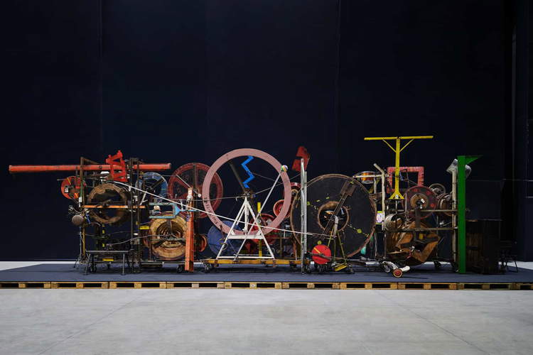 Jean Tinguely, Méta-Maxi (1986 ; structure métallique sur roues, roues en bois et en métal, instruments de musique, courroies en caoutchouc, jouets en plastique et en peluche, moteurs électriques, 340 x 1260 x 430 cm ; MercedesBenz Art Collection). © Jean Tinguely by SIAE, 2024. Photo : Agostino Osio