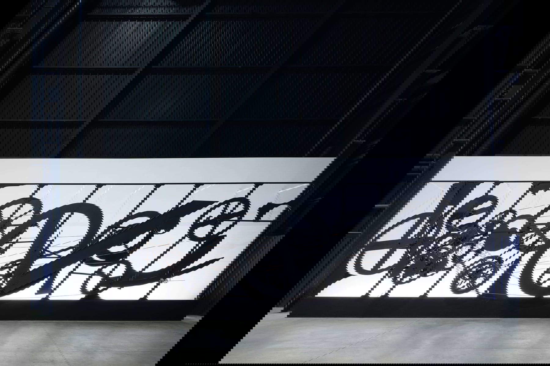 Jean Tinguely, Requiem pour une feuille morte (1967; struttura di acciaio, ruote di legno e metallo, cinghie di pelle, pittura nera, foglia di lamina saldata dipinta di bianco, motore elettrico, 305 x 1150 x 80 cm; Collection Fonds Renault pour l&rsquo;art et la culture)