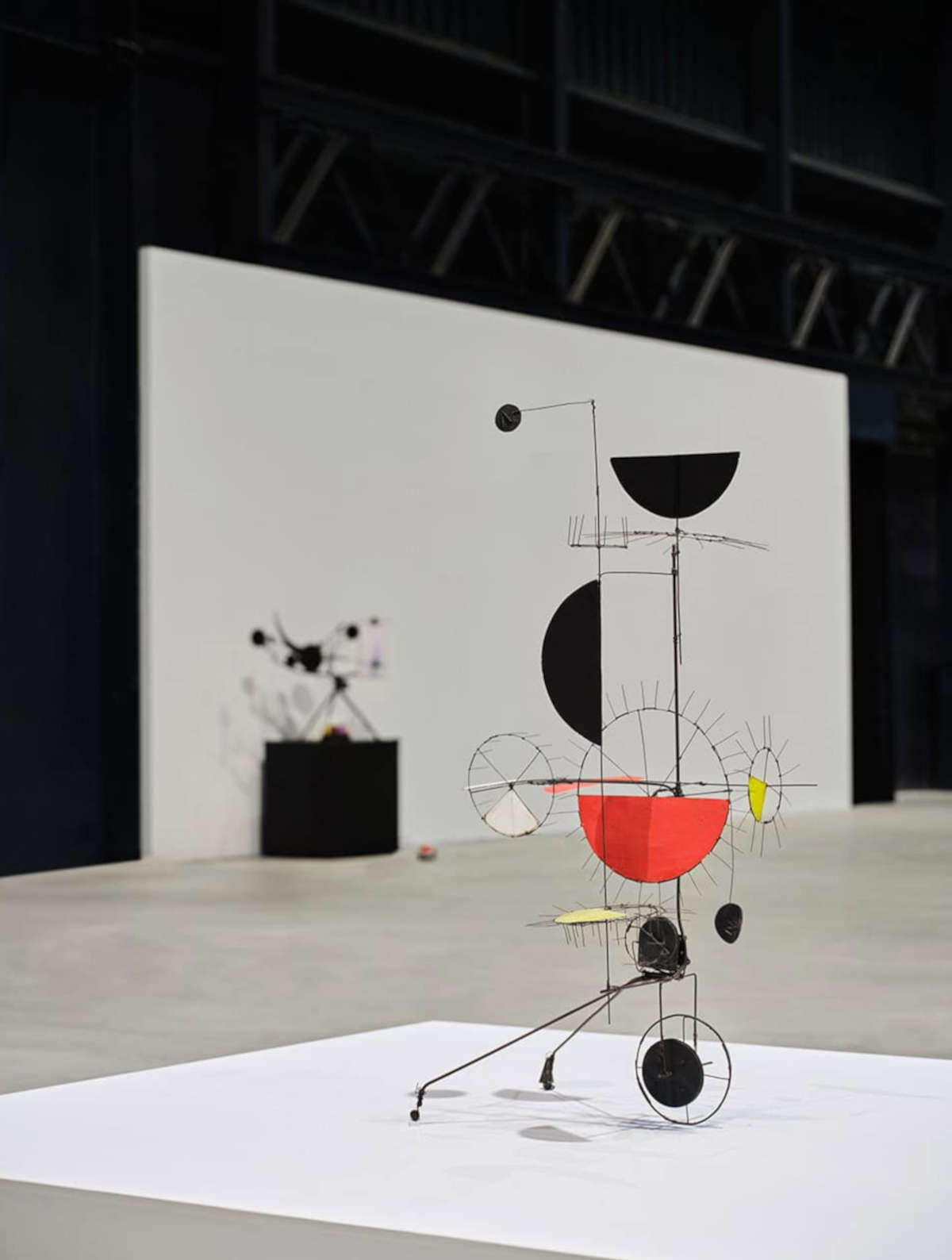 Jean Tinguely, Sculpture m&eacute;tam&eacute;canique automobile (1954; treppiede di ferro, ruote e barre di ferro, fil di ferro, lastre di metallo colorate, Parigi, Centre Pompidou, Paris, Mus&eacute;e national d&rsquo;art moderne-Centre de cr&eacute;ation industrielle). &copy; Jean Tinguely by SIAE, 2024. Foto: Agostino Osio