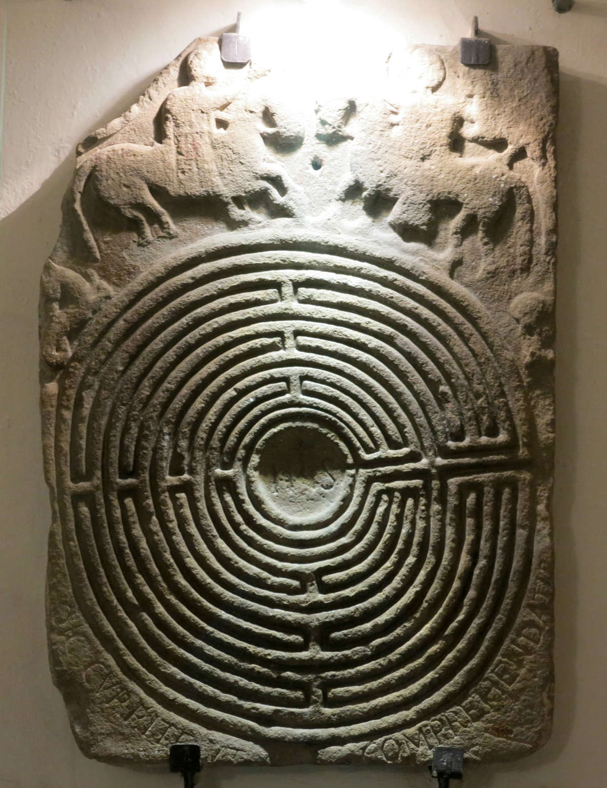 Le labyrinthe de l'église San Pietro de Pontremoli. Photo : Matteo Bimonte