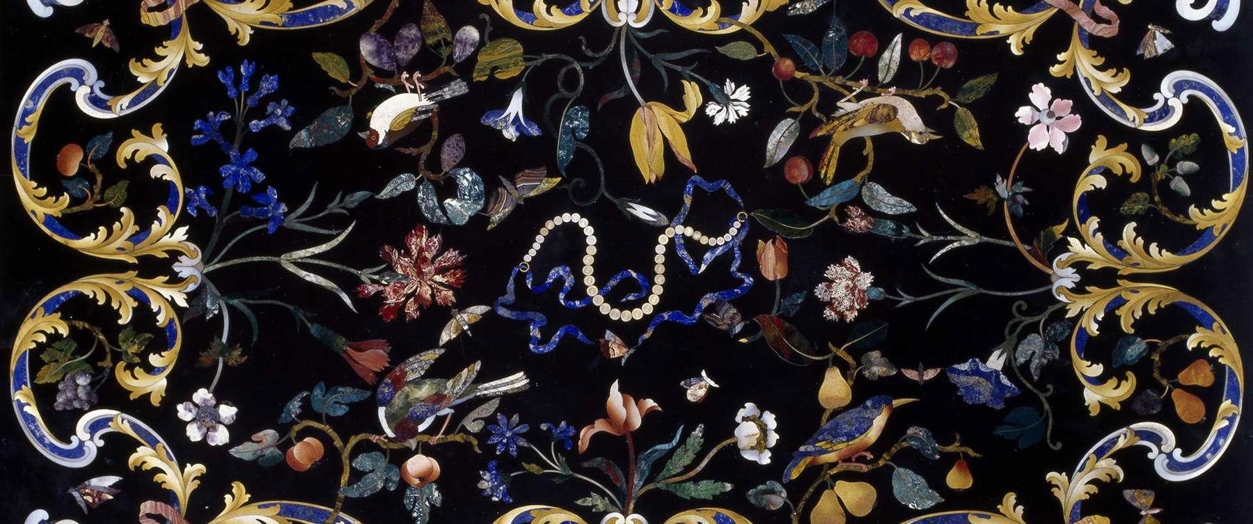 Manufacture grand-ducale, Table de pierres semi-précieuses (milieu du XVIIIe siècle ; pierres semi-précieuses, 77 x 84 x 100 cm ; Vienne, Kunsthistorisches Museum). Photo : Opificio delle Pietre Dure Manufacture grand-ducale, Table de pierres semi-précieuses (milieu du XVIIIe siècle ; pierres semi-précieuses, 77 x 84 x 100 cm ; Vienne, Kunsthistorisches Museum). Photo : Opificio delle Pietre Dure