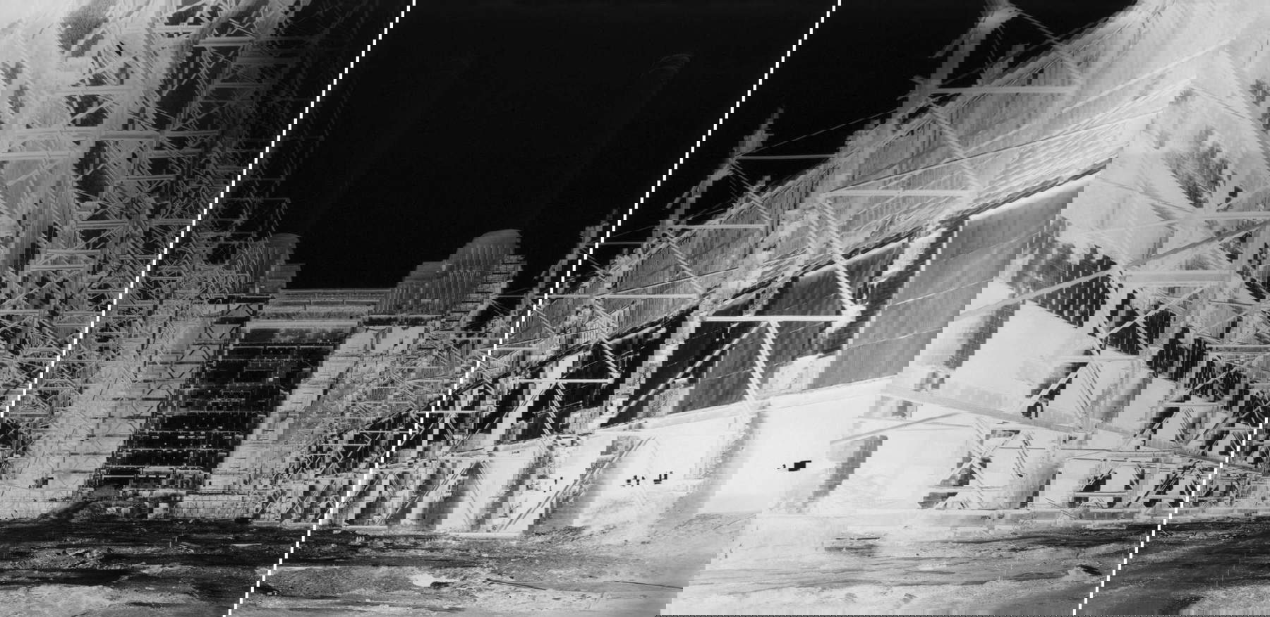 Vera Lutter, Battersea Power Station, II (3 de julio de 2004; fotografía, 194 x 429 cm; Bolonia, Fondazione MAST) © Vera Lutter by SIAE 2024 Vera Lutter, Battersea Power Station, II (3 de julio de 2004; fotografía, 194 x 429 cm; Bolonia, Fondazione MAST) © Vera Lutter by SIAE 2024