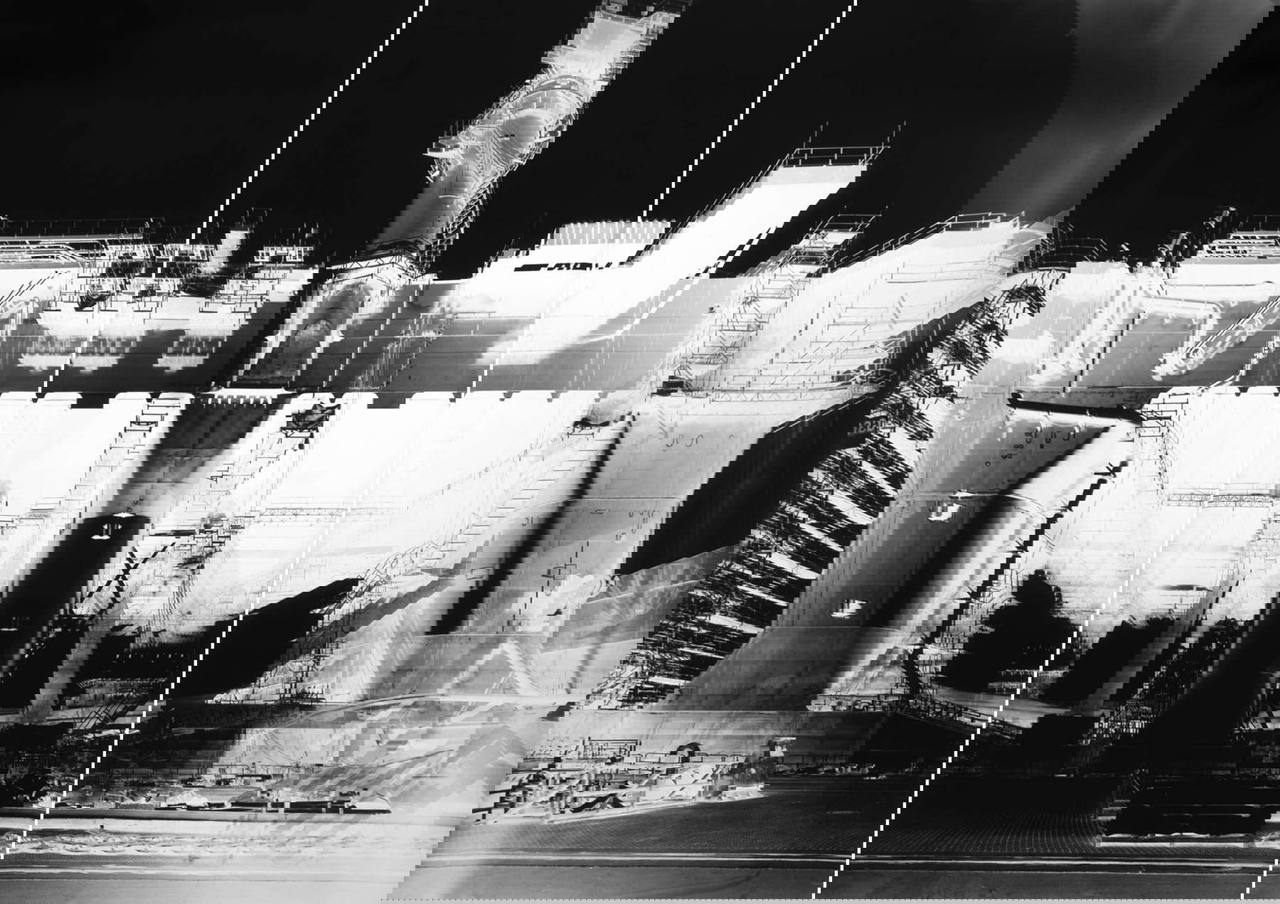 Vera Lutter, Astilleros Kvaerner, Rostock, Warnemünde, IX (5 de diciembre de 2000; fotografía, 203 x 320 cm; Princeton, Sam Trower). © Vera Lutter por SIAE 2024 Vera Lutter, Astilleros Kvaerner, Rostock, Warnemünde, IX (5 de diciembre de 2000; fotografía, 203 x 320 cm; Princeton, Sam Trower). © Vera Lutter por SIAE 2024