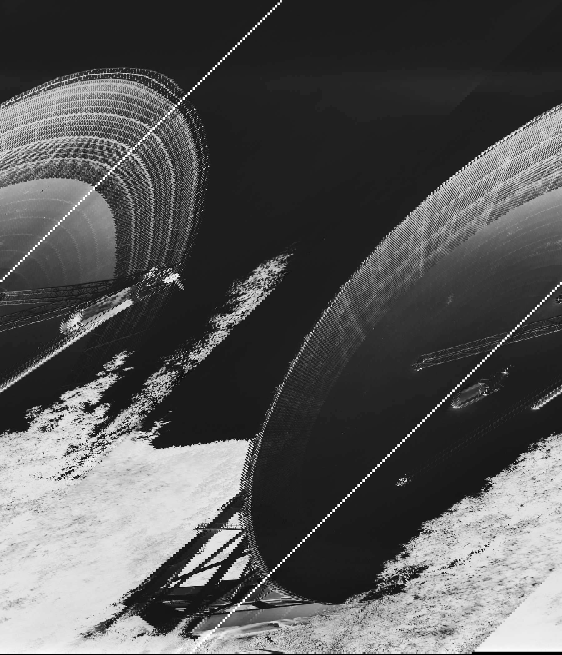 Vera Lutter, Radiotelescopio, Effelsberg, XII (9 de septiembre de 2013; fotografía, 240 x 210 cm). Cortesía de la artista © Vera Lutter by SIAE 2024. Vera Lutter, Radiotelescopio, Effelsberg, XII (9 de septiembre de 2013; fotografía, 240 x 210 cm). Cortesía de la artista © Vera Lutter by SIAE 2024.