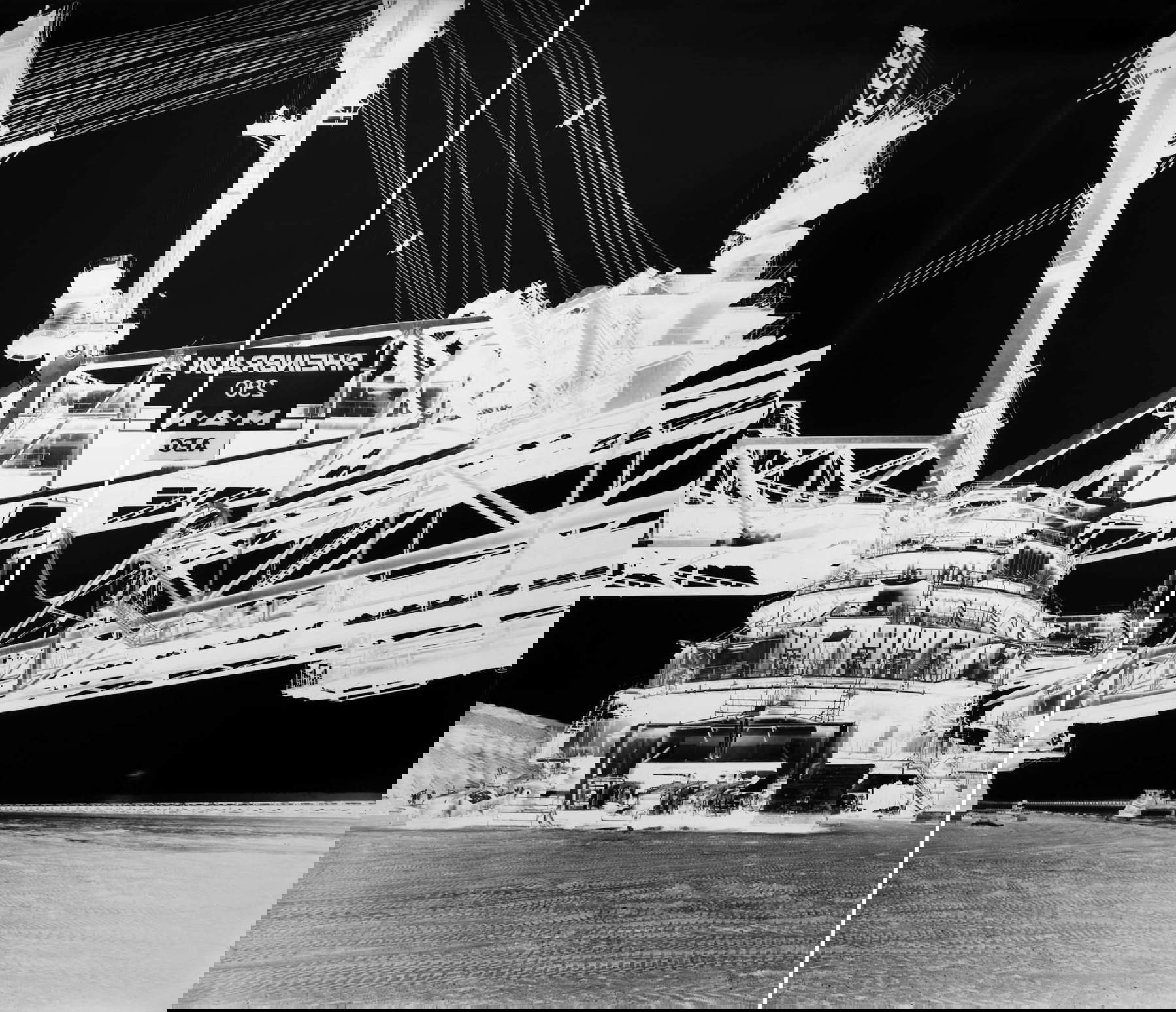 Vera Lutter, Rheinbraun, V (26 de agosto de 2006; fotografía, 243 x 280 cm). Fundación MAST, Bolonia © Vera Lutter by SIAE 2024 Vera Lutter, Rheinbraun, V (26 de agosto de 2006; fotografía, 243 x 280 cm). Fundación MAST, Bolonia © Vera Lutter by SIAE 2024