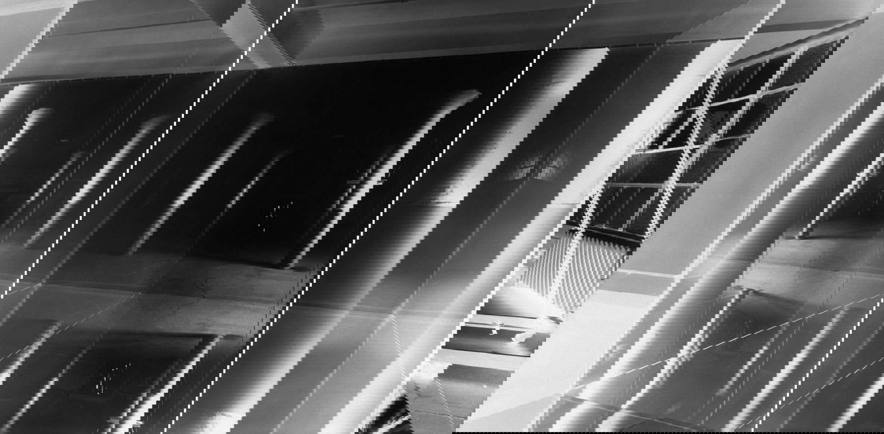 Vera Lutter, Estudio, X (9 de enero-18 de febrero de 2004; fotografía, 209 x 427 cm). Colección Ligabue, Venecia © Vera Lutter by SIAE 2024 Vera Lutter, Estudio, X (9 de enero-18 de febrero de 2004; fotografía, 209 x 427 cm). Colección Ligabue, Venecia © Vera Lutter by SIAE 2024