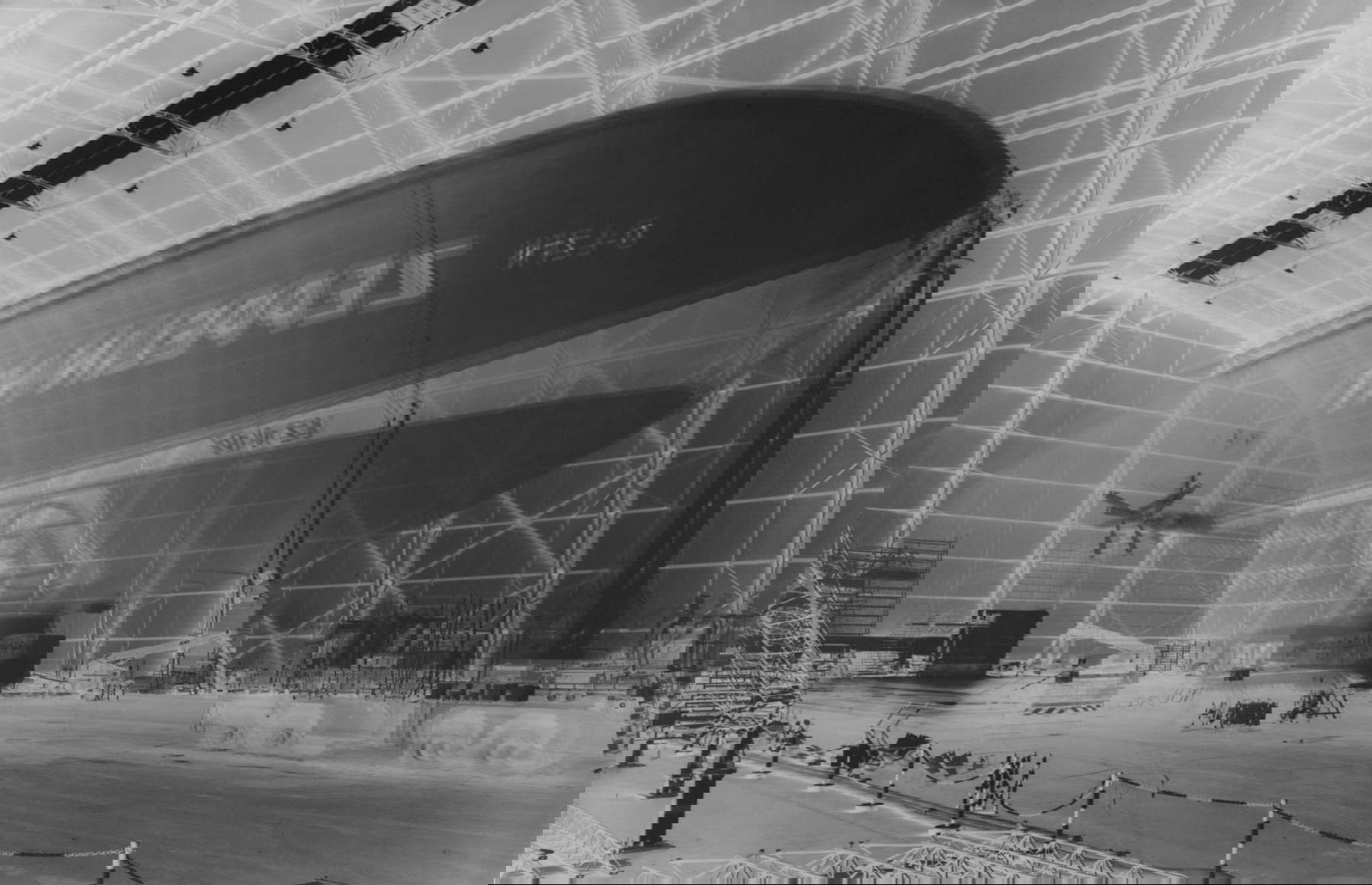 Vera Lutter, Zeppelin, Friedrichshafen, V (23-27 de agosto de 1999; fotografía, 142 x 210 cm). Con permiso de la artista © Vera Lutter by SIAE 2024 Vera Lutter, Zeppelin, Friedrichshafen, V (23-27 de agosto de 1999; fotografía, 142 x 210 cm). Con permiso de la artista © Vera Lutter by SIAE 2024