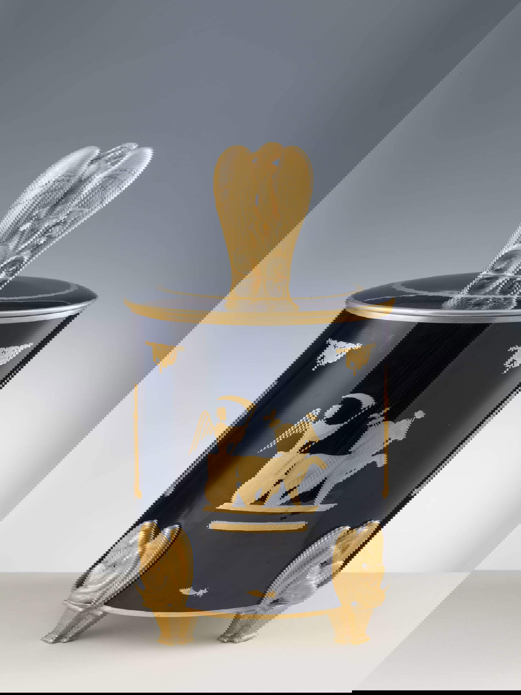 Gio Ponti pour la Societ&agrave; Ceramica Richard-Ginori, Cista Triumphus Mortis et Triumphus Amoris (1930 environ ; Sesto Fiorentino, Museo Ginori)