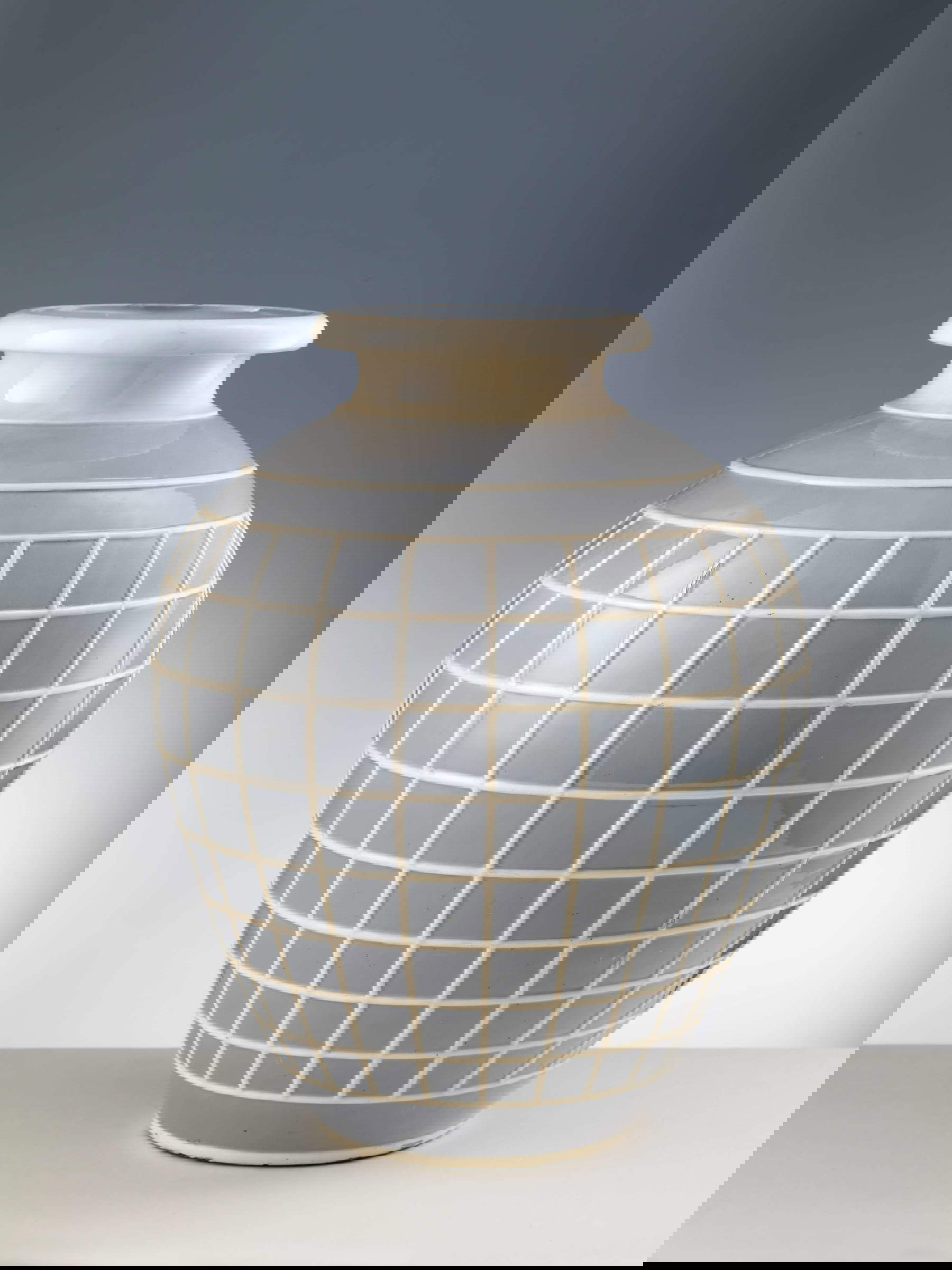 Gio Ponti et Societ&agrave; Ceramica Richard-Ginori, vase orthogonal gris-bleu (1923 Sesto Fiorentino, Museo Ginori)