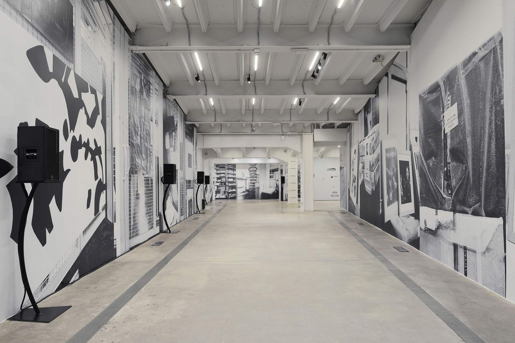 Allestimento della sala Retrofuturo, con fotografie del deposito del museo MACRO. Allestimento della sala Retrofuturo, con fotografie del deposito del museo MACRO.