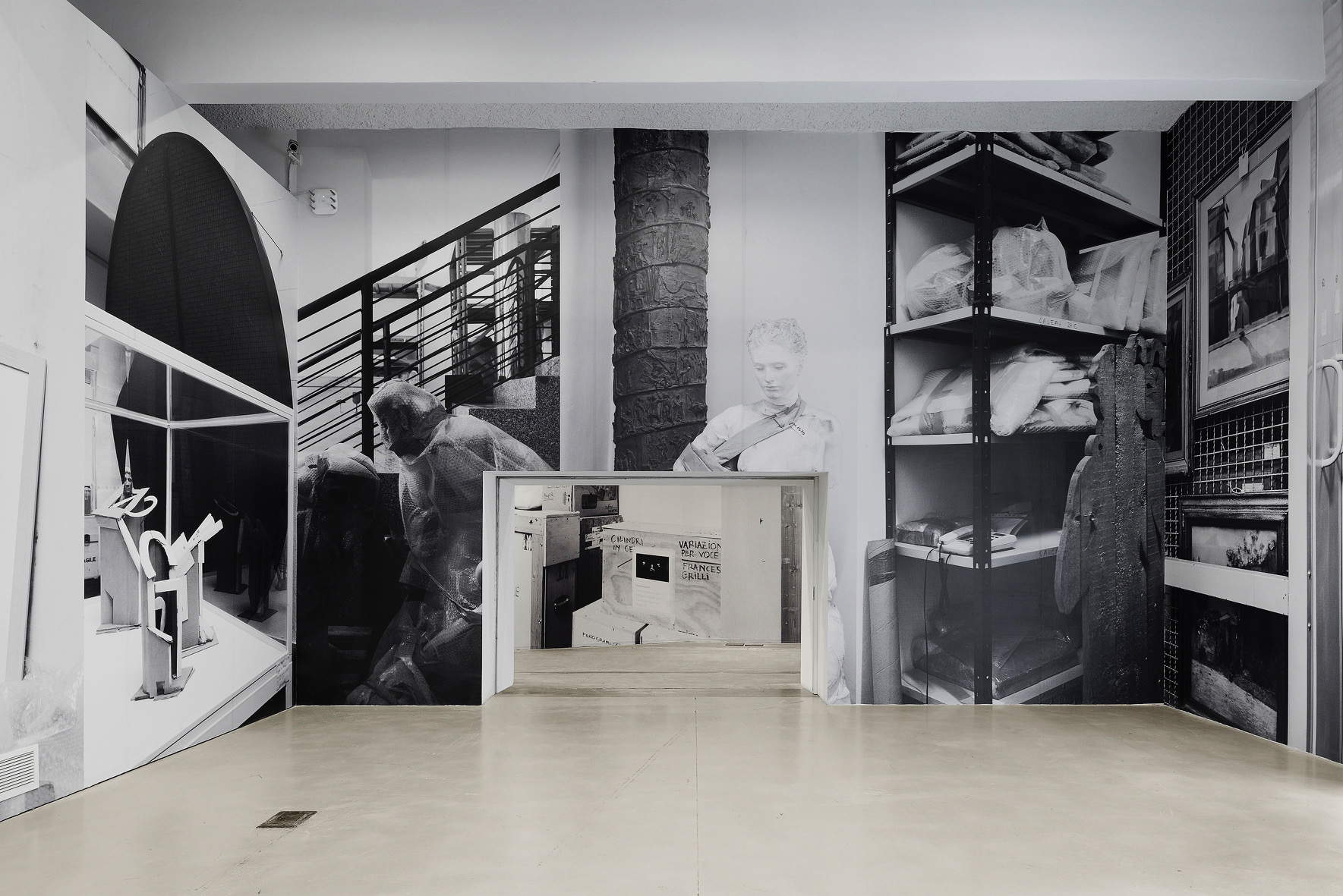 Allestimento della sala Retrofuturo, con fotografie del deposito del museo MACRO. Allestimento della sala Retrofuturo, con fotografie del deposito del museo MACRO.