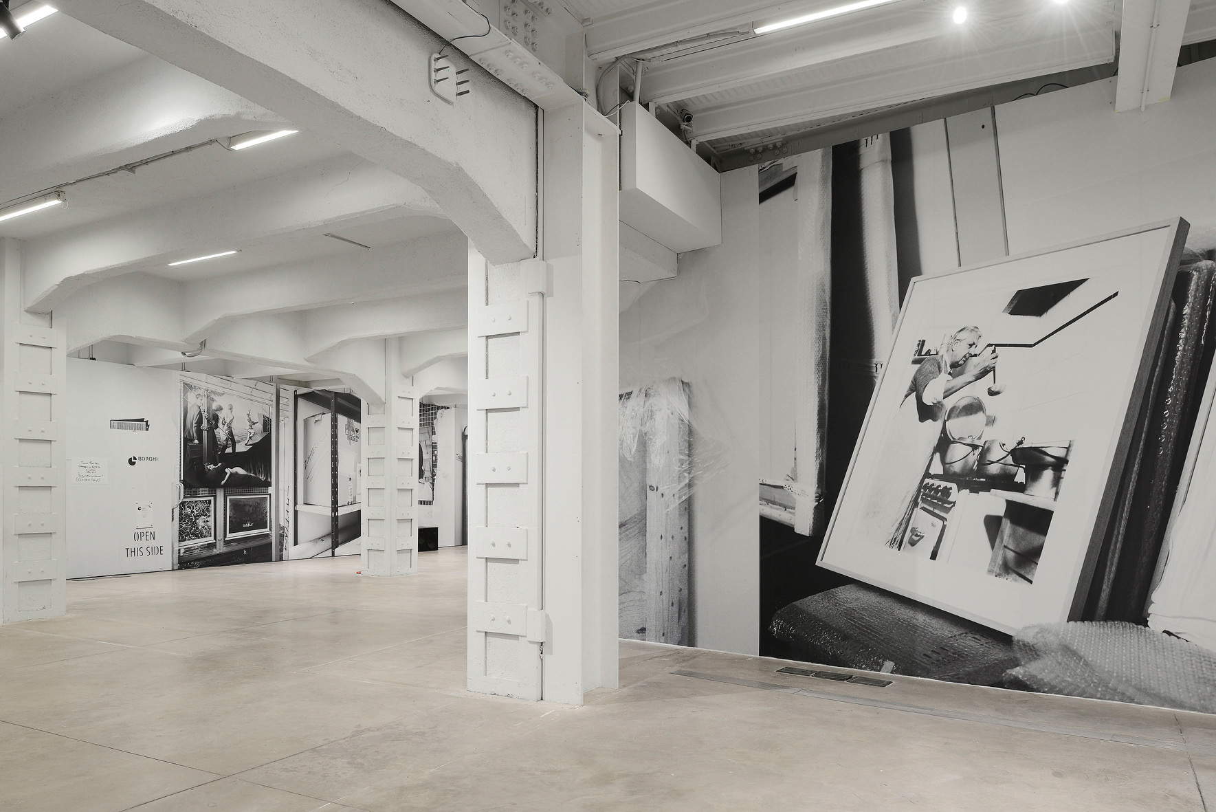 Allestimento della sala Retrofuturo, con fotografie del deposito del museo MACRO. Allestimento della sala Retrofuturo, con fotografie del deposito del museo MACRO.