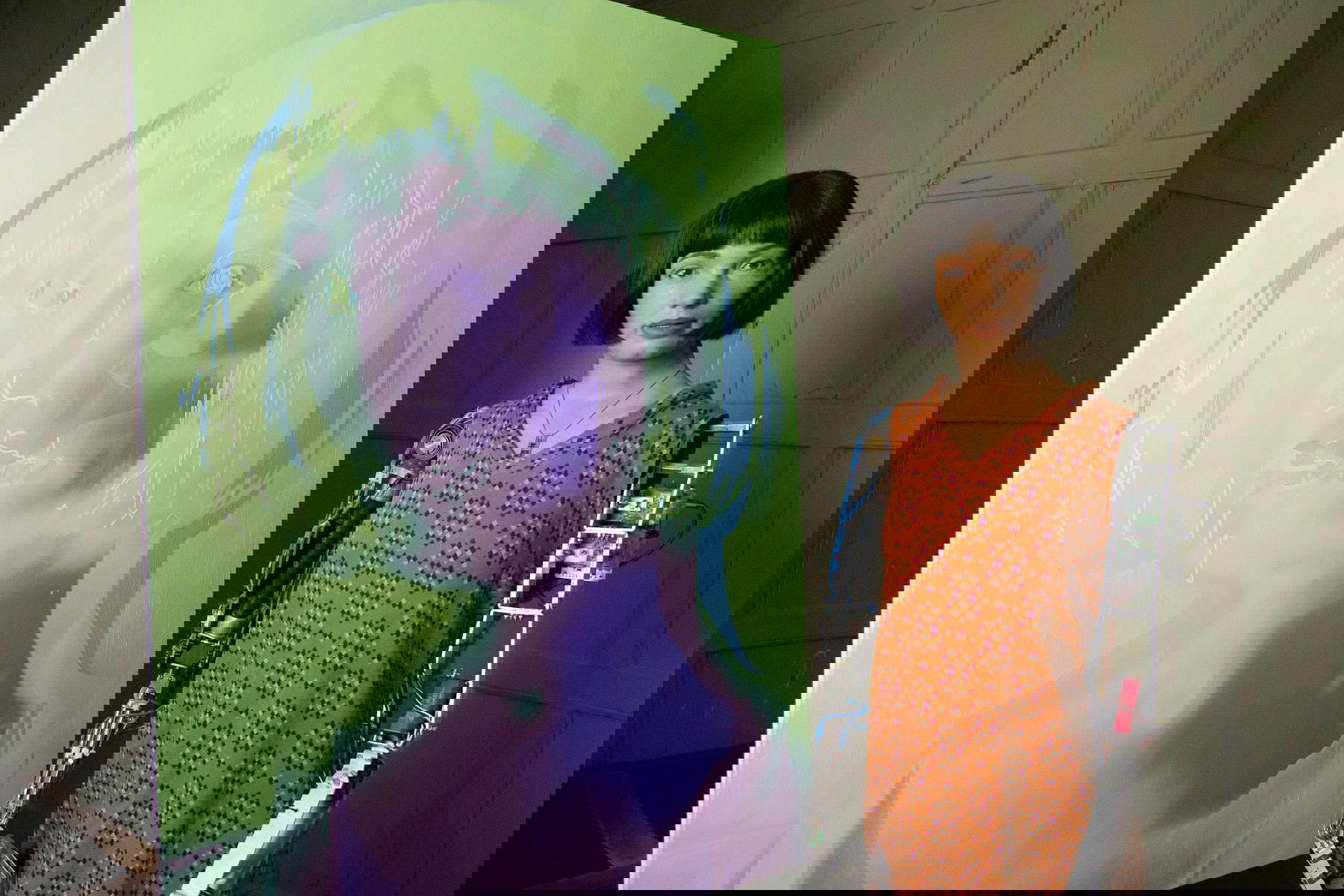 Ai-Da Robot con un suo autoritratto. Foto: Wikimedia/Leemurz Ai-Da Robot con un suo autoritratto. Foto: Wikimedia/Leemurz