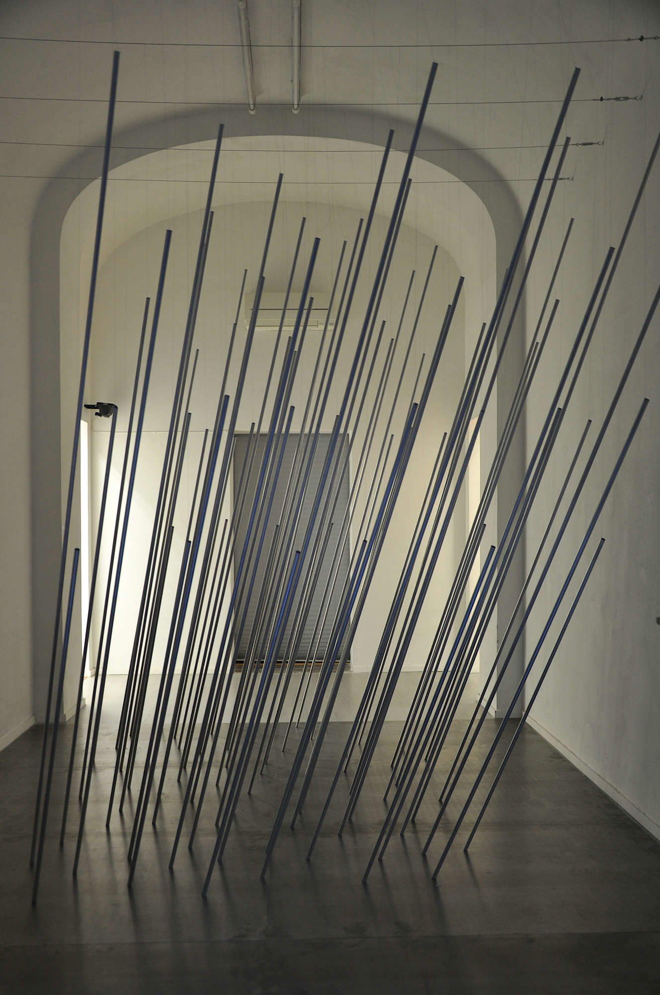 Andrea Marini, Rain (2019; installation in iron, aluminum, wire, steel cables variable sizes) Andrea Marini, Rain (2019; installation in iron, aluminum, wire, steel cables variable sizes)