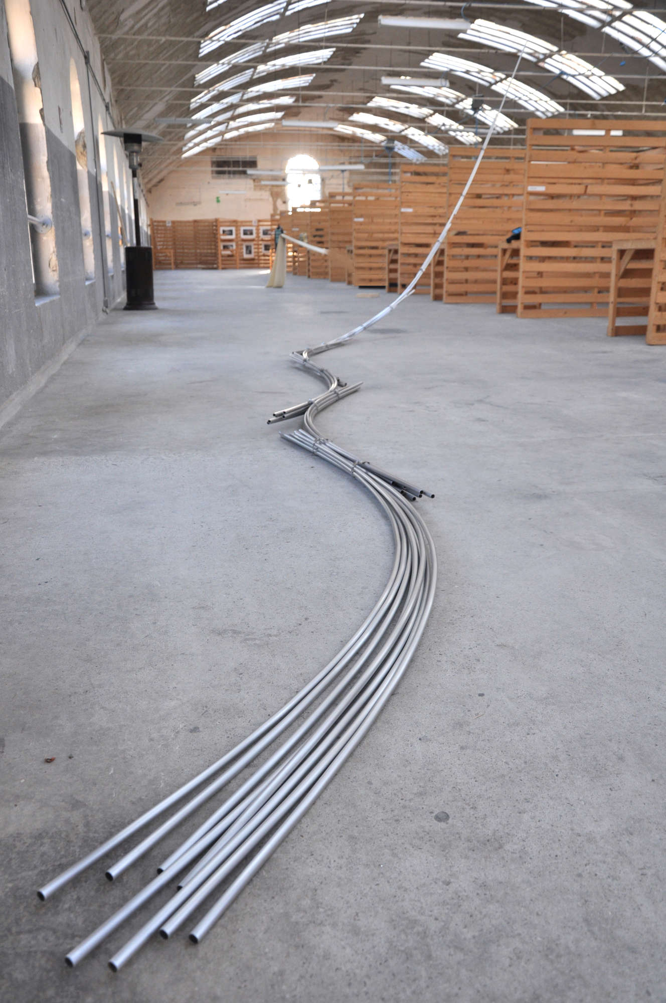 Andrea Marini, Vena (2016; aluminum tubes, stainless clamps 297 x 920 x 22 cm) Andrea Marini, Vena (2016; aluminum tubes, stainless clamps 297 x 920 x 22 cm)