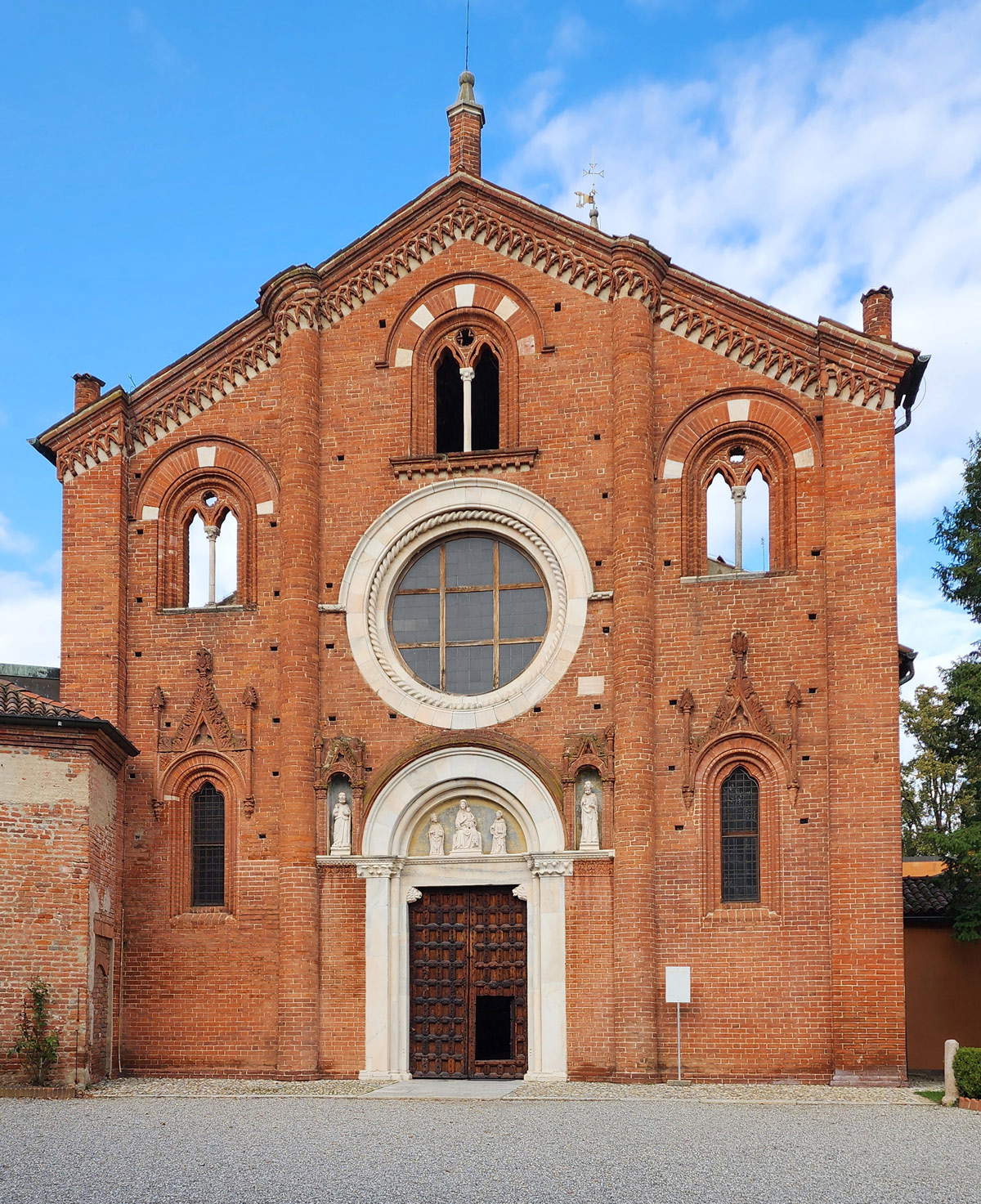 Die Fassade der Abteikirche, die den Heiligen Peter und Paul geweiht ist Die Fassade der Abteikirche, die den Heiligen Peter und Paul geweiht ist