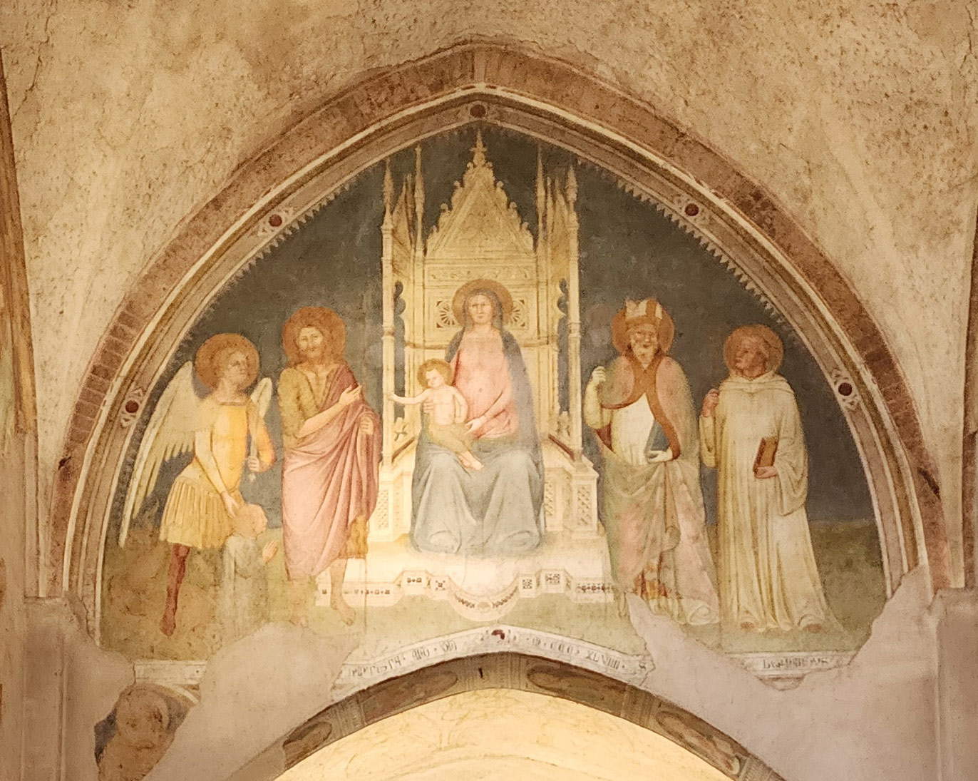 Das Fresko mit der Madonna mit Kind und Heiligen aus dem Jahr 1349 Das Fresko mit der Madonna mit Kind und Heiligen aus dem Jahr 1349