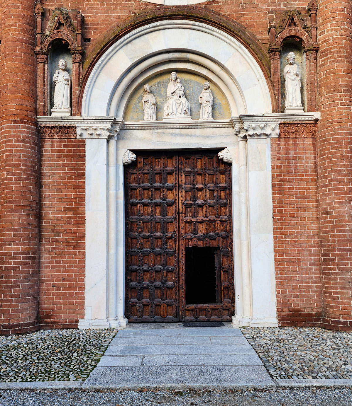 Das Portal mit dem ursprünglichen Eingang und, in der Lünette, die Werke des Meisters der Skulpturen von Viboldone Das Portal mit dem ursprünglichen Eingang und, in der Lünette, die Werke des Meisters der Skulpturen von Viboldone