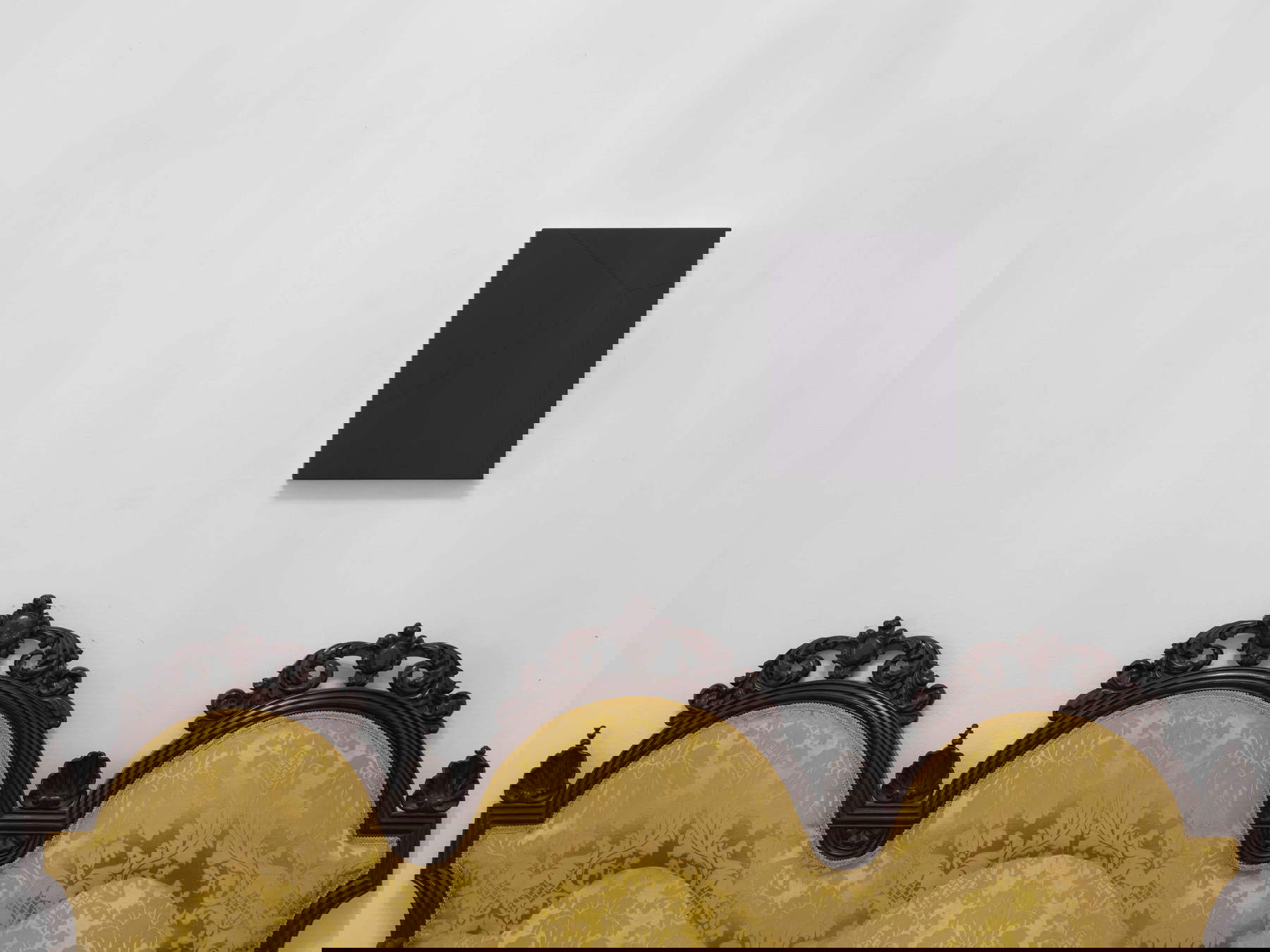 Daniele Bacci, Forse un mattino andando in un aria di vetro (2023; acrílico sobre lienzo, 40 x 30 cm). Instalación en Piano Nobile (Pistoia). Foto: Nicola Gnesi