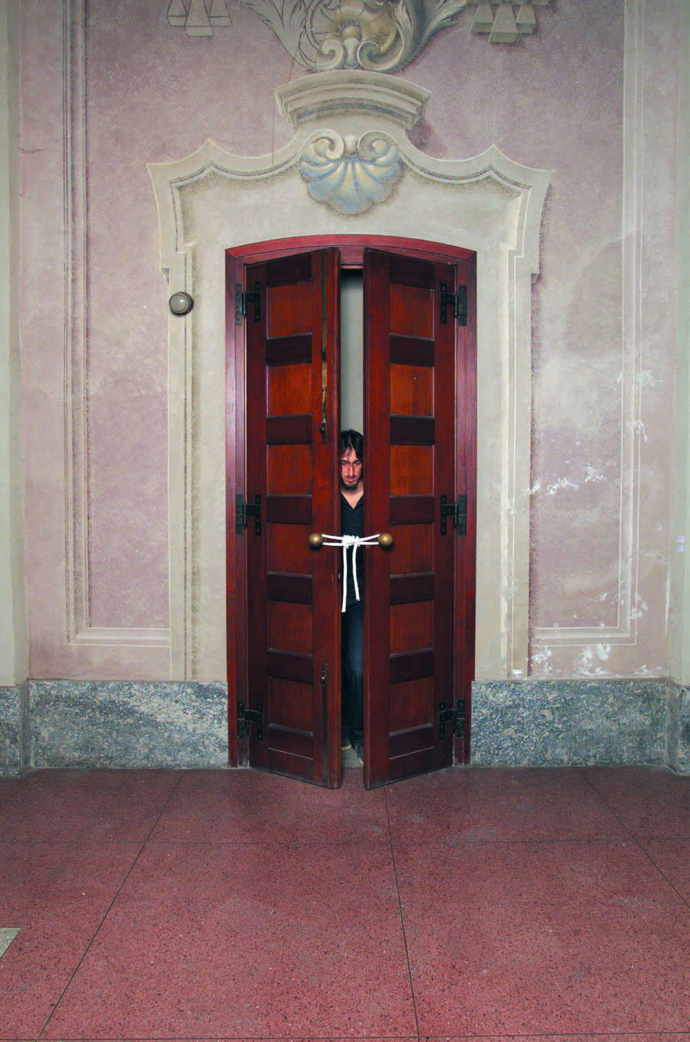 Daniele Bacci, Nodo (2003; acción en el ábside de la antigua iglesia de San Francesco en Como). Foto: Studio Blu