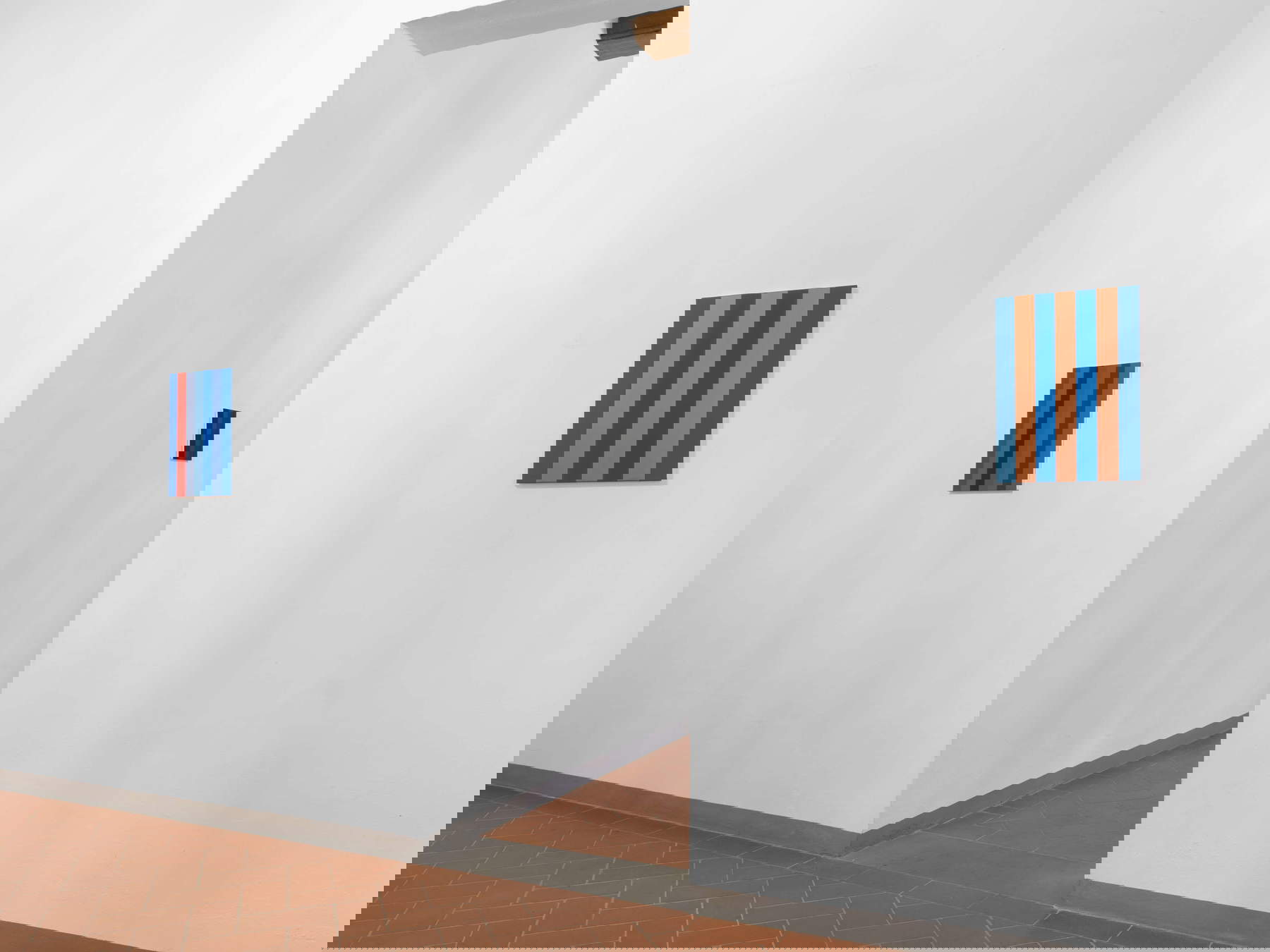 Daniele Bacci, Passeggiando (2018-2024; acrílico sobre lienzo, 50 x 35 cm); Daniele Bacci, Ogni nuovo mattino uscir&ograve; per cercare i colori (2022; acrílico sobre lienzo, 25 x 20 cm); Daniele Bacci, OOOO (2018; acrílico sobre lienzo, 50 x 35 cm). Instalación en Piano Nobile (Pistoia). Foto: Nicola Gnesi