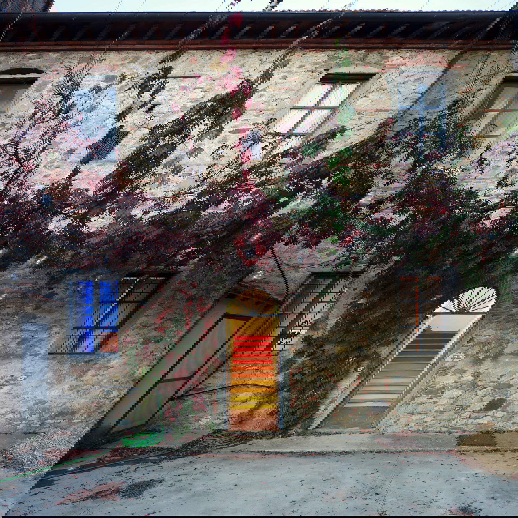 Daniele Bacci, Scala (2012; acrílico sobre piedra). Instalación en MadeInFilandia, Pieve a Presciano (Arezzo). Foto: Primoz Bizjak