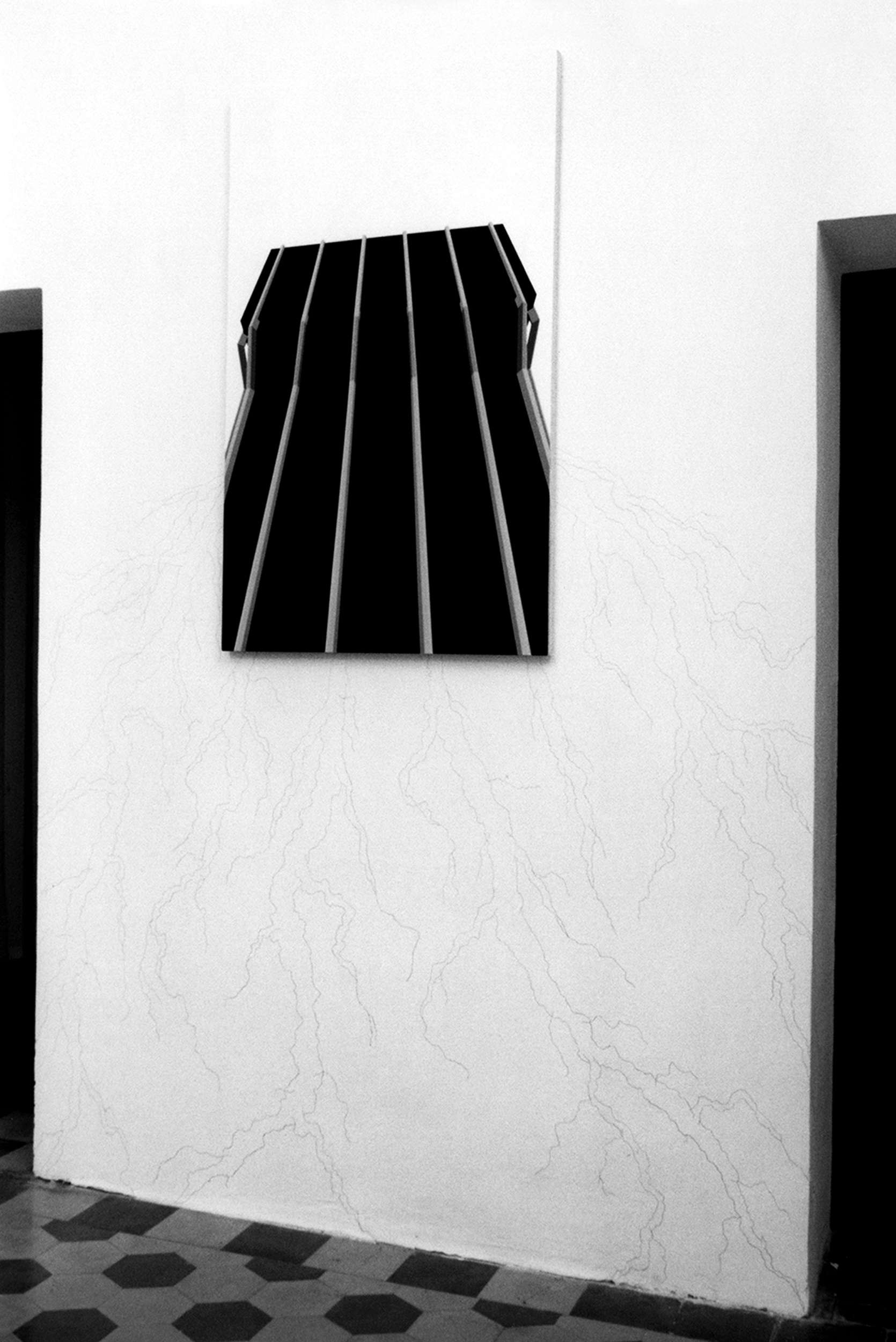 Daniele Bacci, Revolución controlada sin título (2003; acrílico sobre lienzo y lápiz sobre pared y suelo; Colección particular). Instalación en Ex ospedale Soave, Codogno (Lodi)