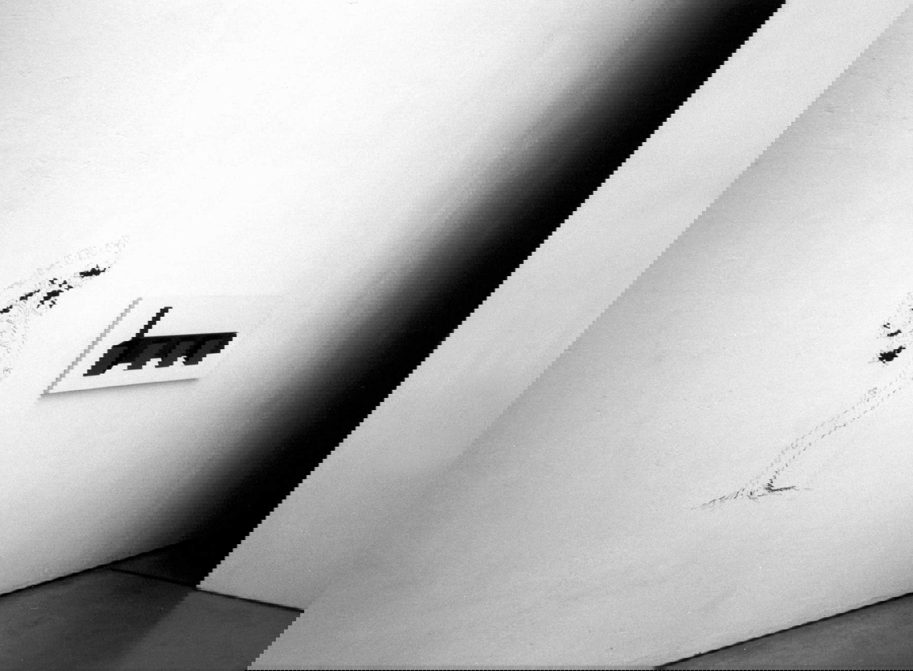 Daniele Bacci, Sin título en movimiento (2003; acrílico sobre lienzo 40 x 110 cm y acrílico sobre pared). Instalación, ViaFarini (Milán)