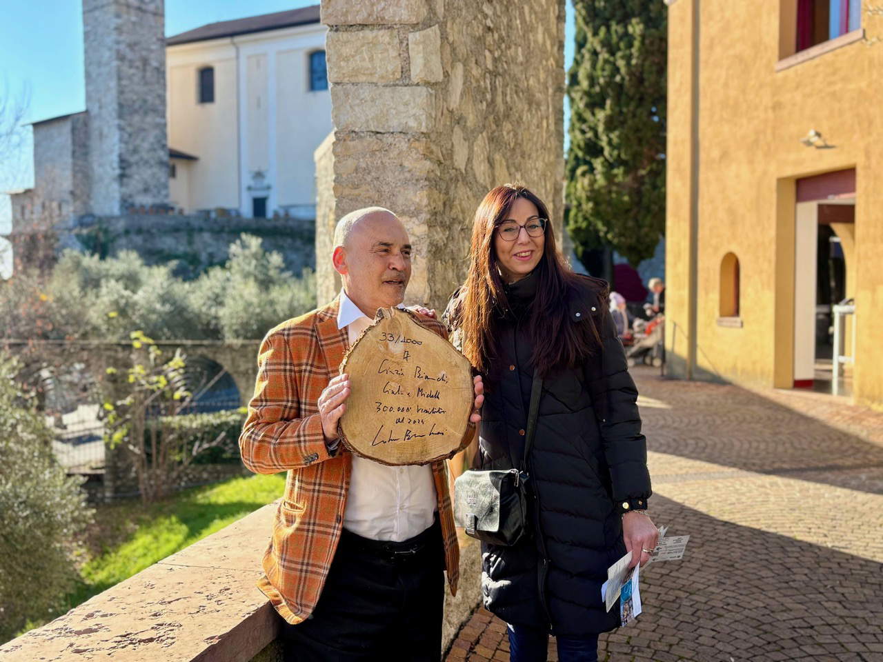 Giordano Bruno Guerri avec Cinzia Bianchi, visiteur numéro 300 000 à la Vittoriale en 2024