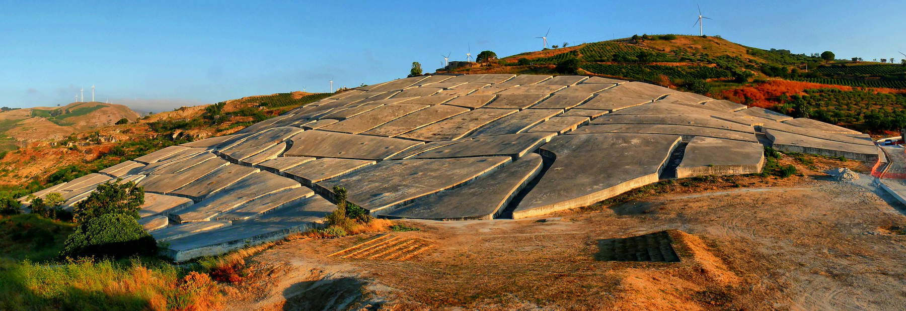 Alberto Burri, El Gran Cretto (1984-1989; hormigón, 150 x 35000 x 28000 cm; Gibellina, Gibellina Vecchia)