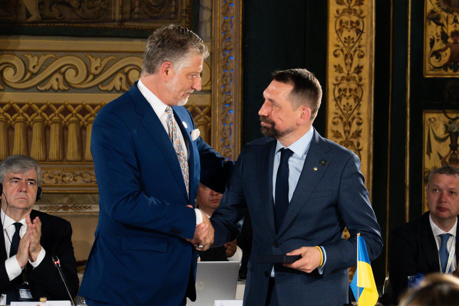 G7 minister Giuli gives his Ukrainian counterpart Tochytskyi a medal