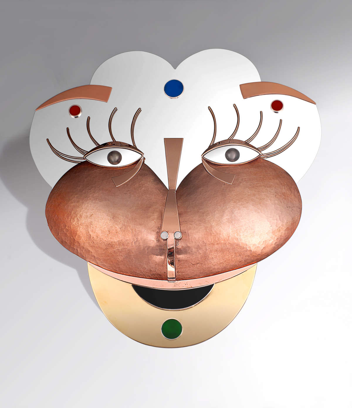 Alessandro Mendini, Masques futuristes : Boccioni (2018 ; masque en métal et émail, 31 x 6 x 33 cm, Argenteria Pampaloni Florence) Archive Alessandro Mendini. Alessandro Mendini, Masques futuristes : Boccioni (2018 ; masque en métal et émail, 31 x 6 x 33 cm, Argenteria Pampaloni Florence) Archive Alessandro Mendini.