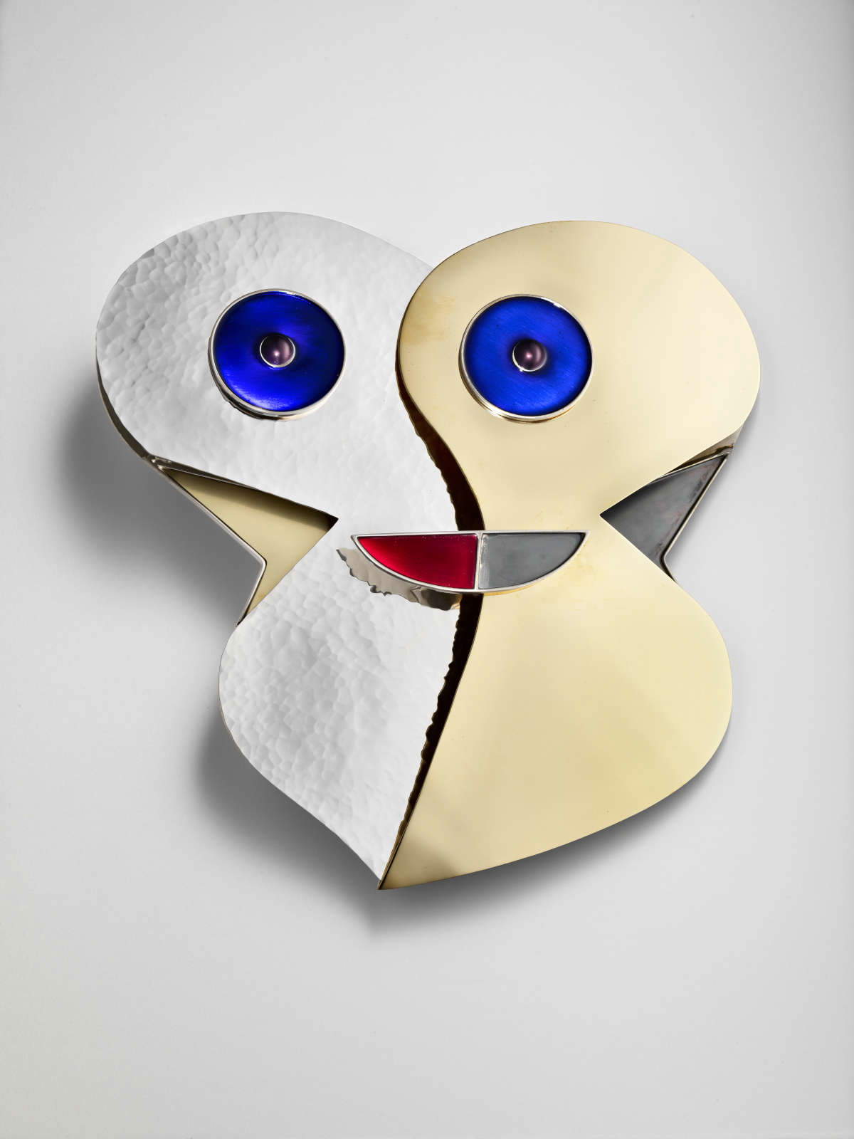 Alessandro Mendini, Masques futuristes : Depero (2017 ; masque en métal et émail, 35 x 6 x 40 cm, Argenteria Pampaloni Florence) Archive Alessandro Mendini. Alessandro Mendini, Masques futuristes : Depero (2017 ; masque en métal et émail, 35 x 6 x 40 cm, Argenteria Pampaloni Florence) Archive Alessandro Mendini.