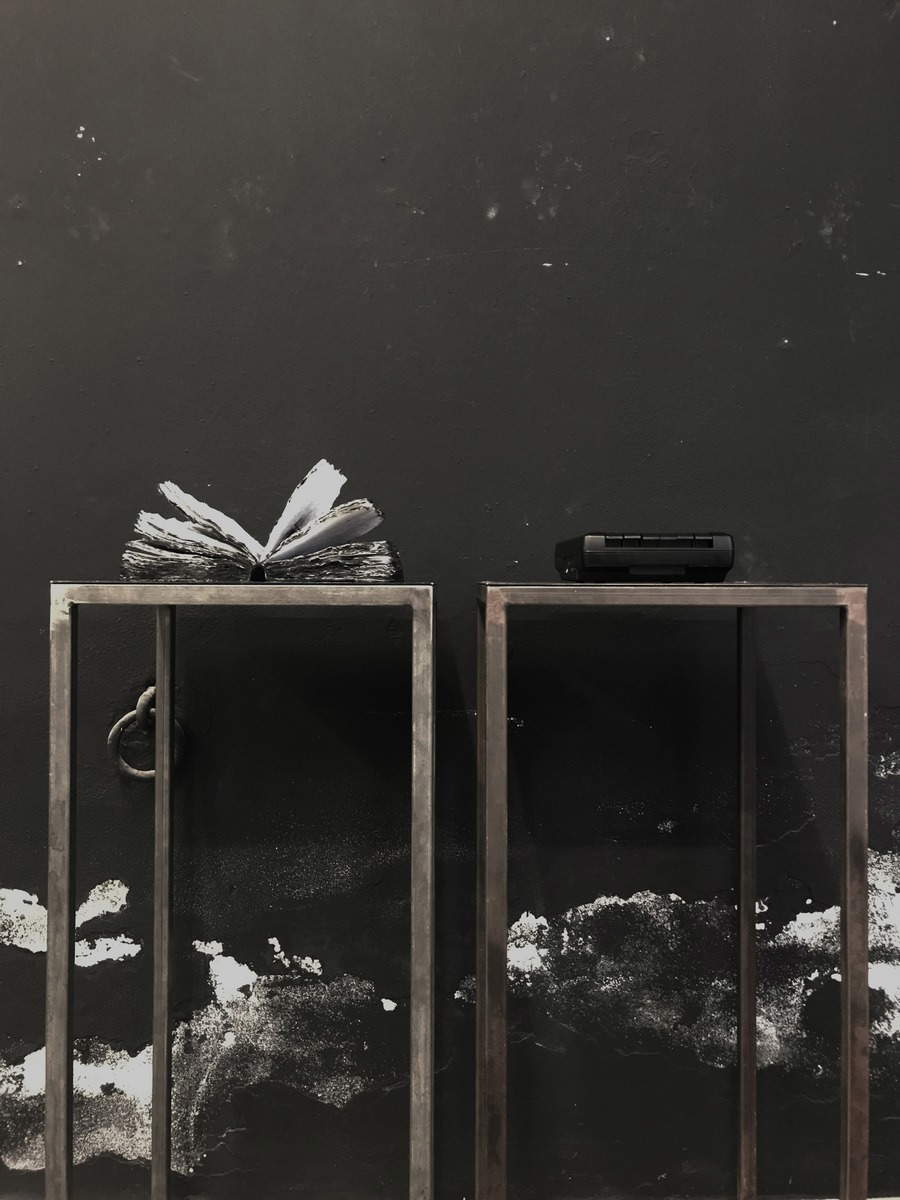 Alice Padovani, Grabación (2023; serie Las sombras, técnica mixta, 120x75x35 cm) Alice Padovani, Grabación (2023; serie Las sombras, técnica mixta, 120x75x35 cm)