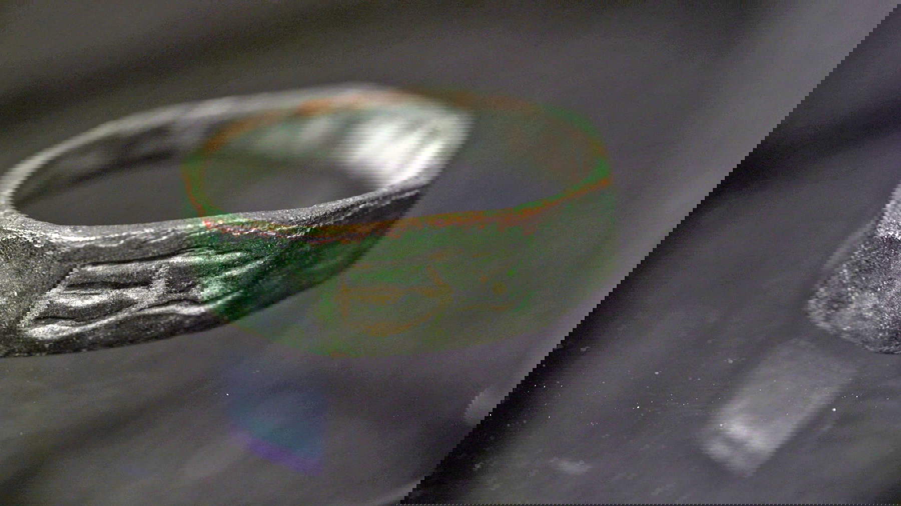 L'anello. Probabilmente raffigura la dea Minerva - Atena. Foto: Anastasia Shapiro, Autorit&agrave; israeliana per le antichit&agrave;