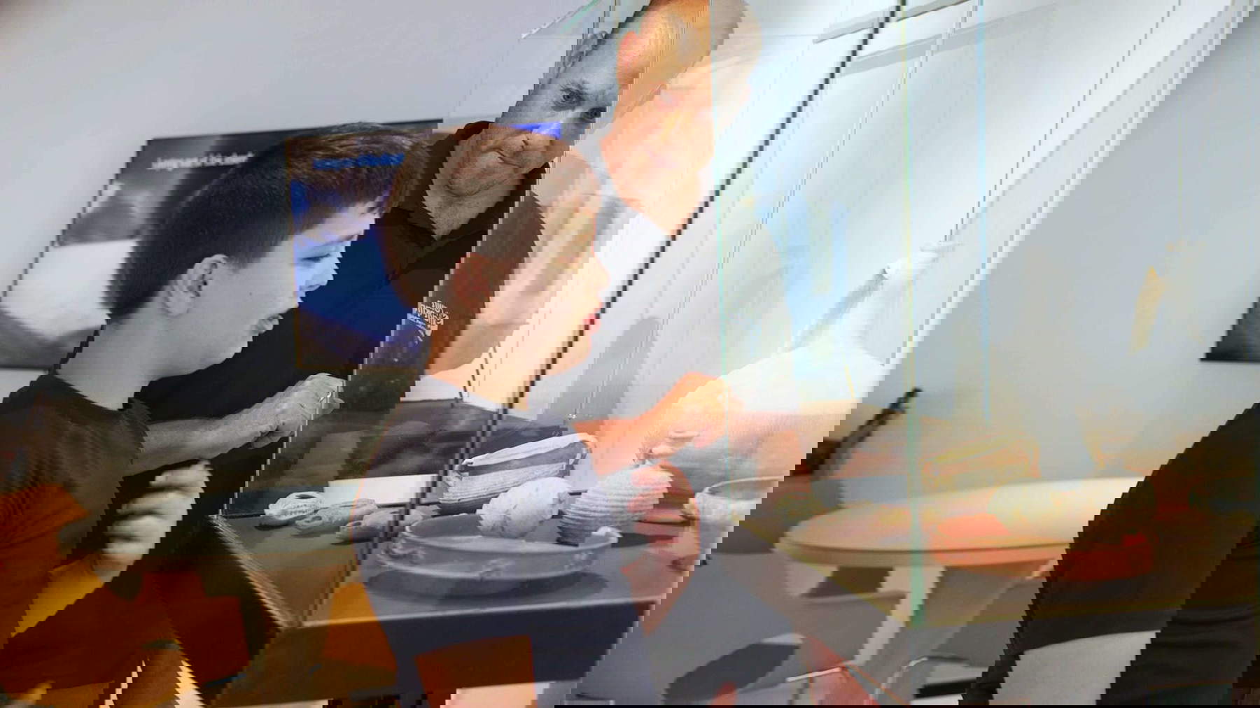 Il dottor Eitan Klein della Israel Antiquities Authority e Yair Whiteson esaminano l'anello nei laboratori del Campus Nazionale Jay e Jeanie Schottenstein per l'Archeologia di Israele a Gerusalemme. Foto: Emil Aladjem, Autorit&agrave; israeliana per le antichit&agrave;