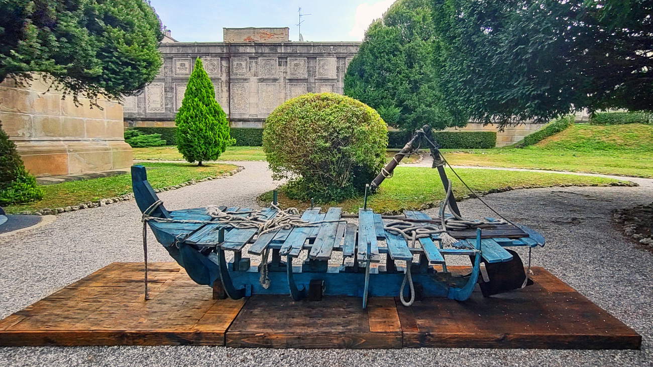 The skeleton of a boat at the Royal Expiatory Chapel in Monza: it is the site-specific work of Angelo Caprotti