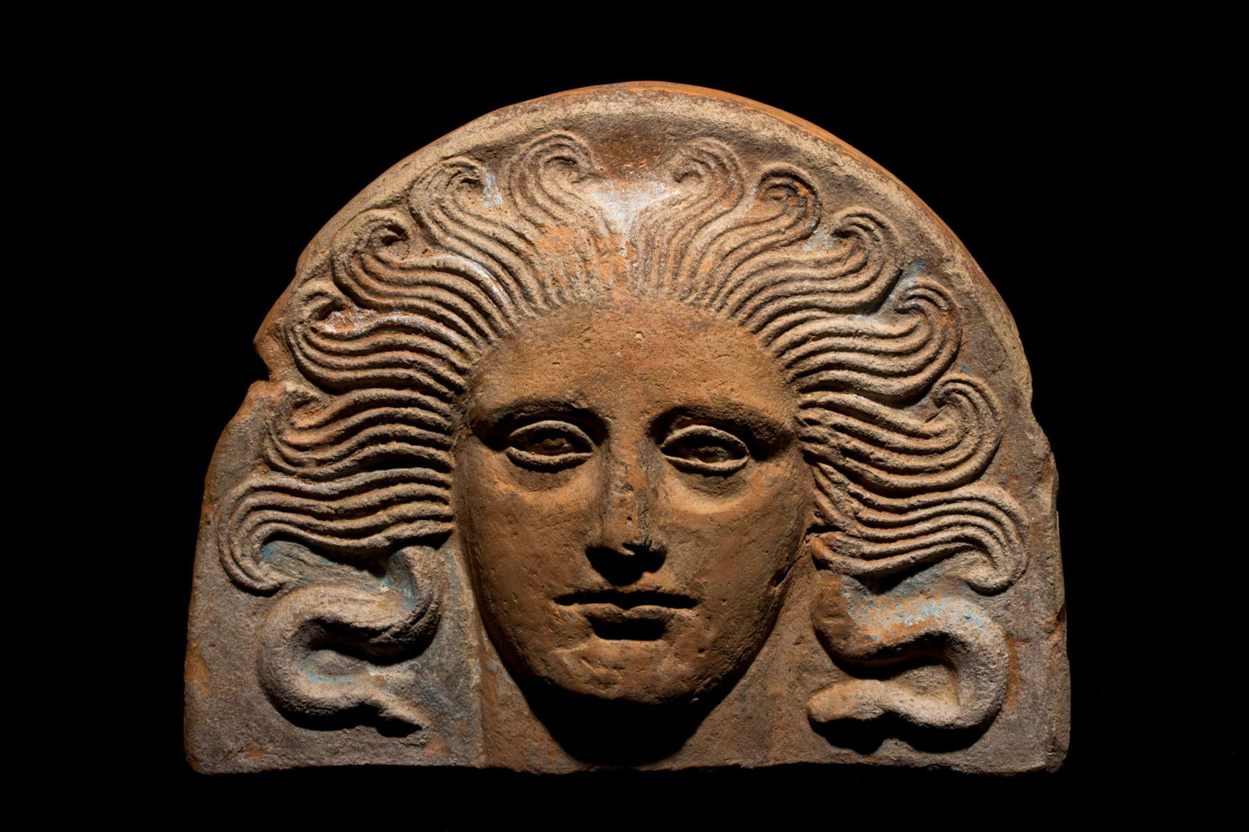 Antefissa a volto di Gorgone (IV secolo a.C.; terracotta policroma, 21,3 x 26 cm; Taranto, Museo Archeologico Nazionale)