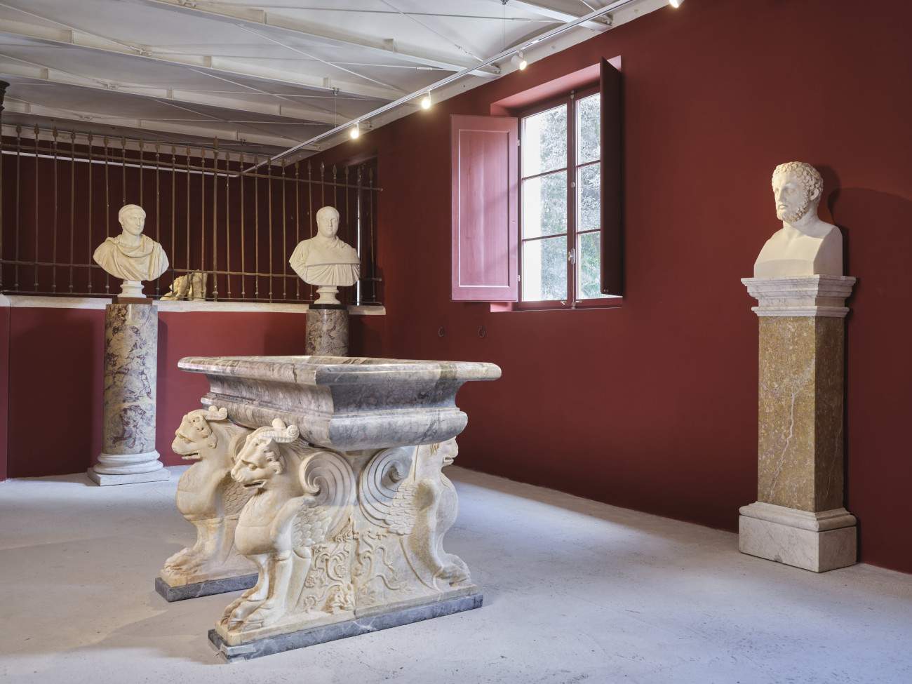 La Fondation Torlonia inaugure l'Antiquarium et présente des sculptures de la collection récemment restaurées.