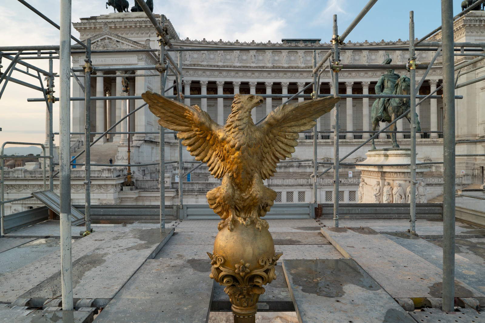 Restauration des sculptures du Vittoriano : la Victoire ailée et l'aigle resplendissent à nouveau